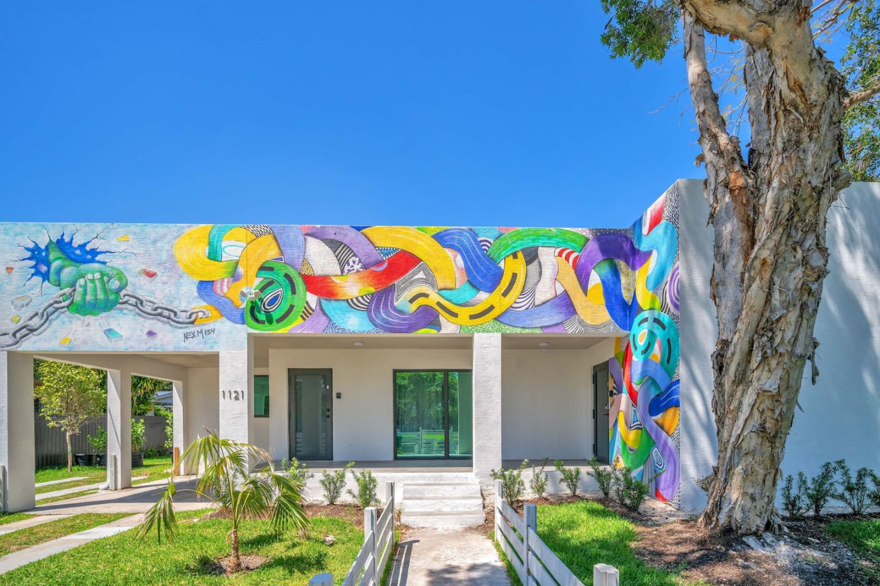 3BR/2BA| Artarian Villa| Gated Driveway & Backyard