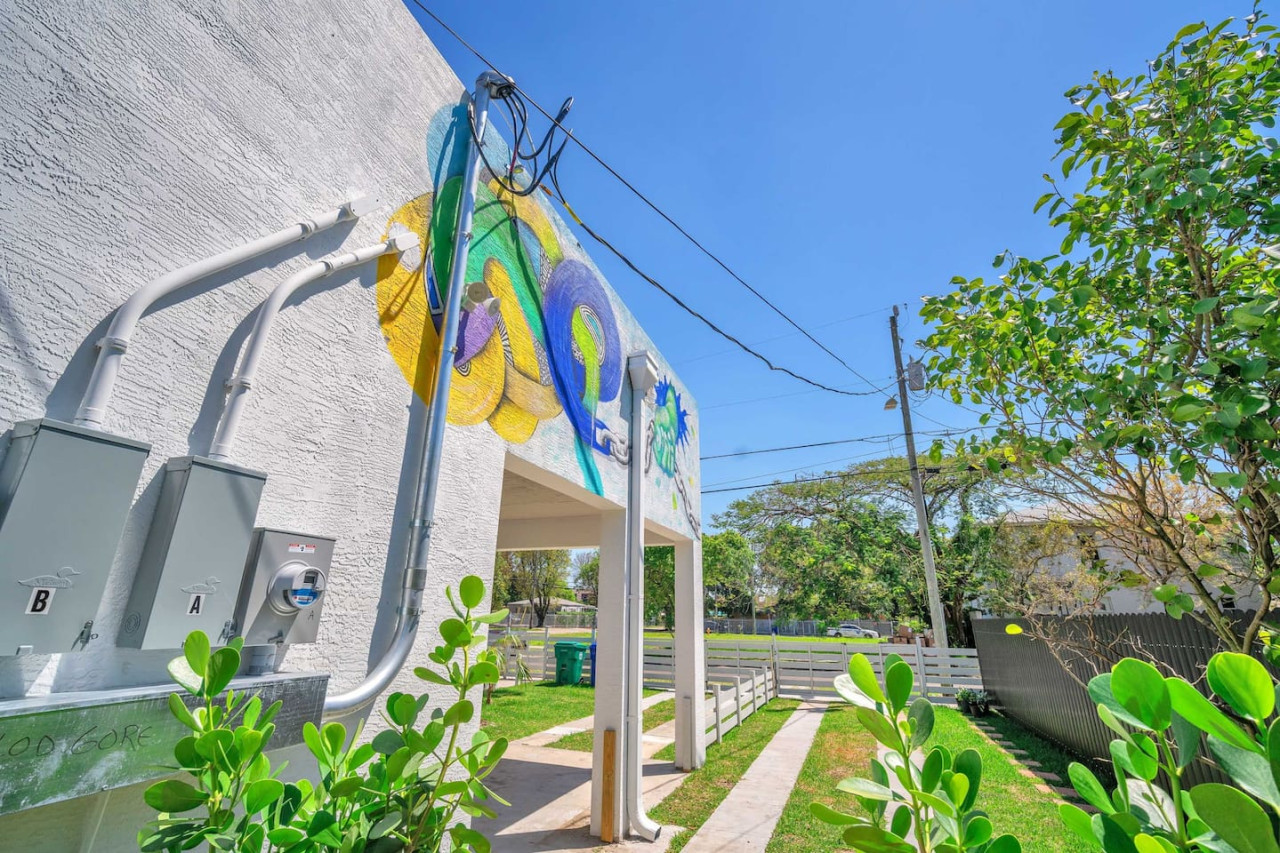The house’s exterior is a blend of modern and classic design elements, creating a welcoming and stylish facade.