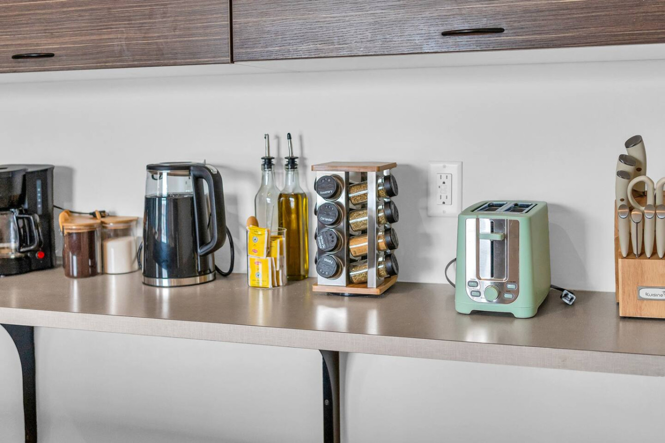 The kitchen’s open layout allows you to move freely as you prepare meals, with everything you need at your fingertips.