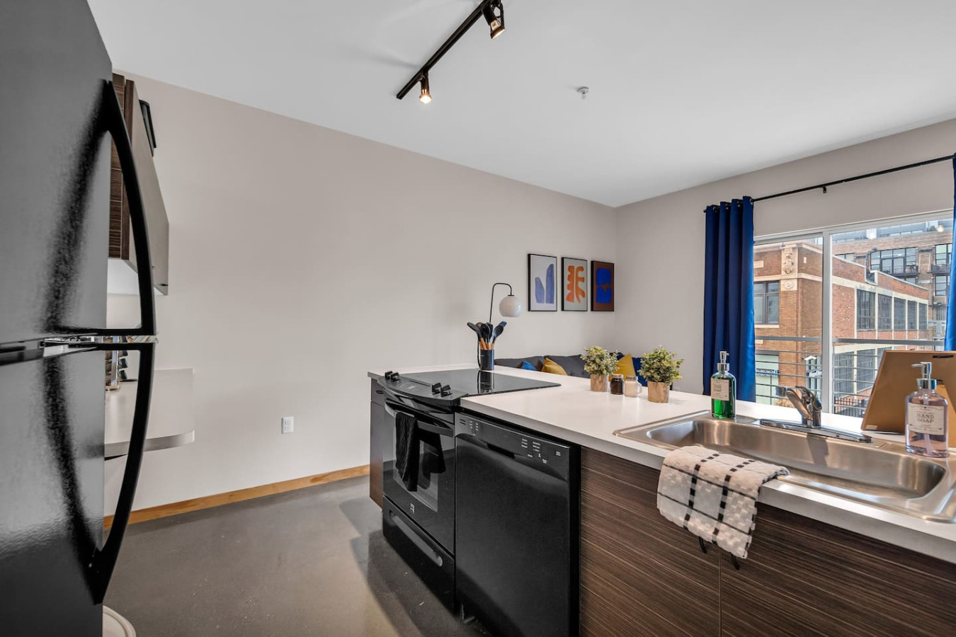 The kitchen’s open layout allows you to move freely as you prepare meals, with everything you need at your fingertips.