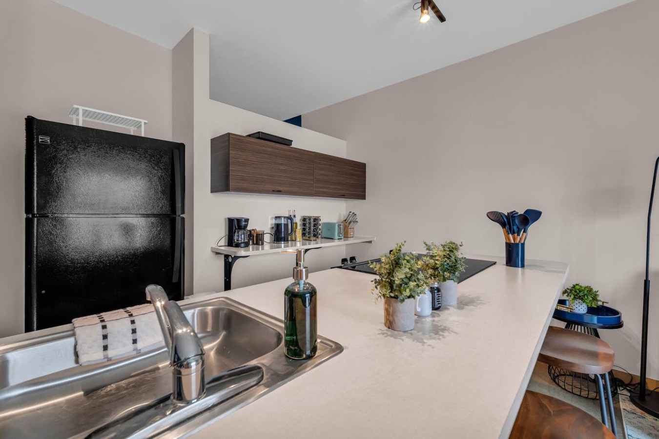 The kitchen’s open layout allows you to move freely as you prepare meals, with everything you need at your fingertips.