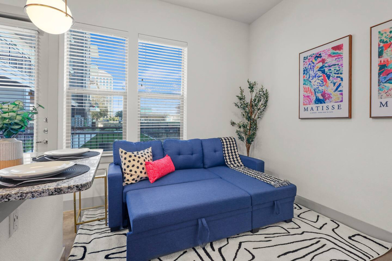 The living room invite you to relax and unwind, with a layout designed to maximize comfort and tranquility.