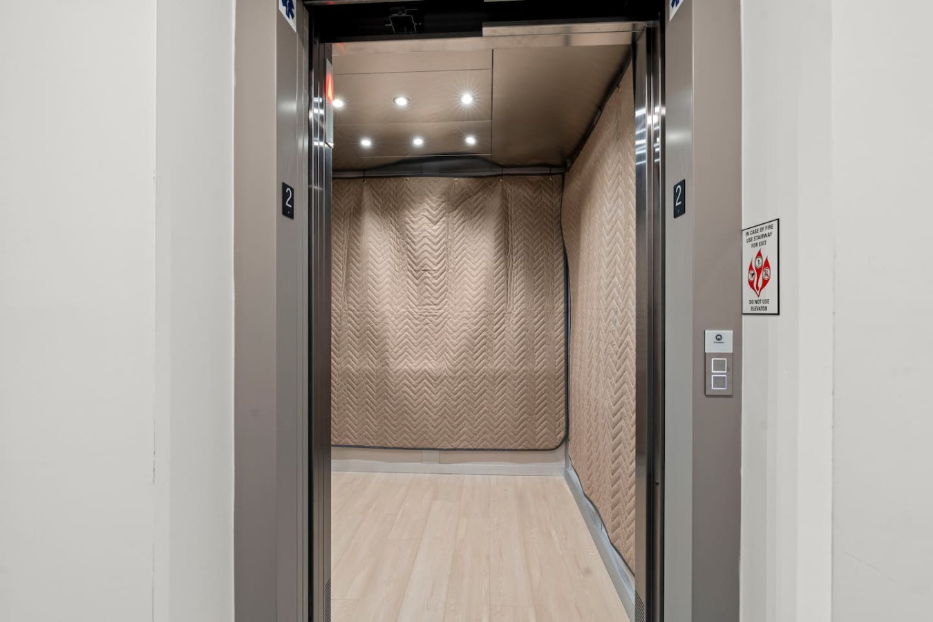 Spacious building elevator