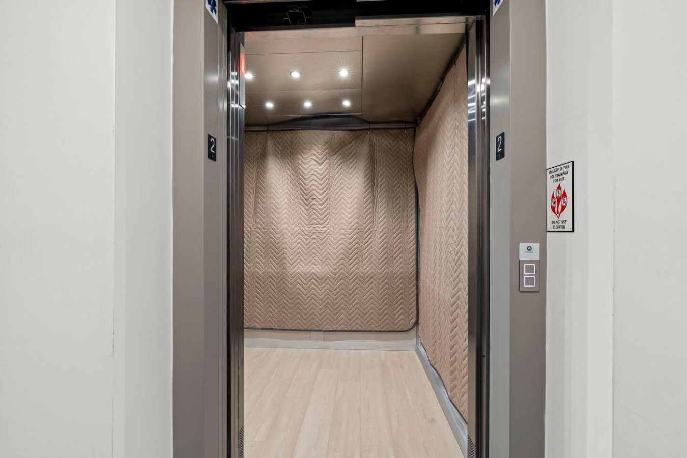 Spacious building elevator