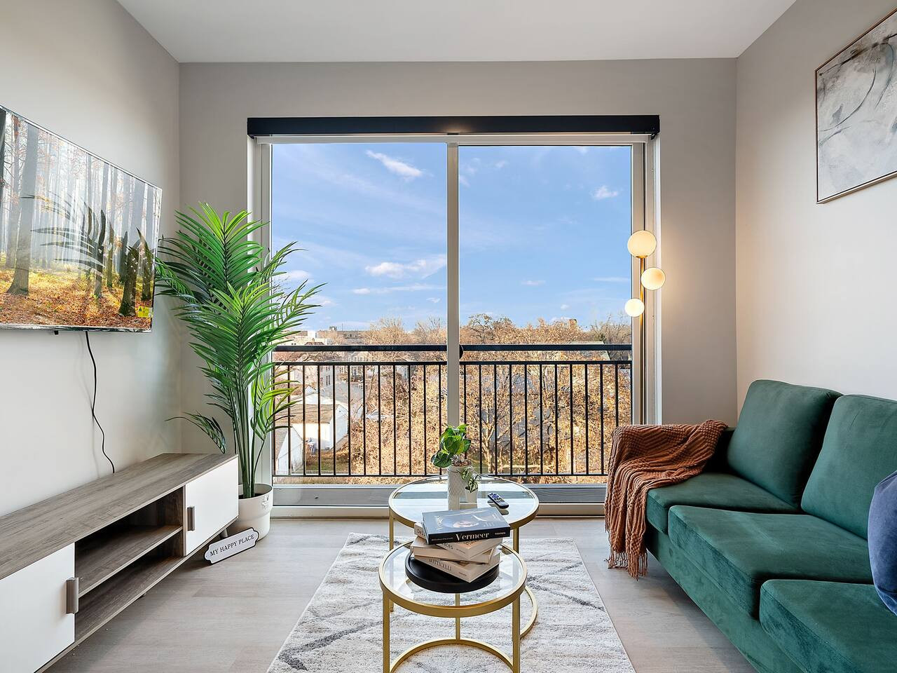 1 Bed+Garage parking W/Gym+ Few mins to Downtown!