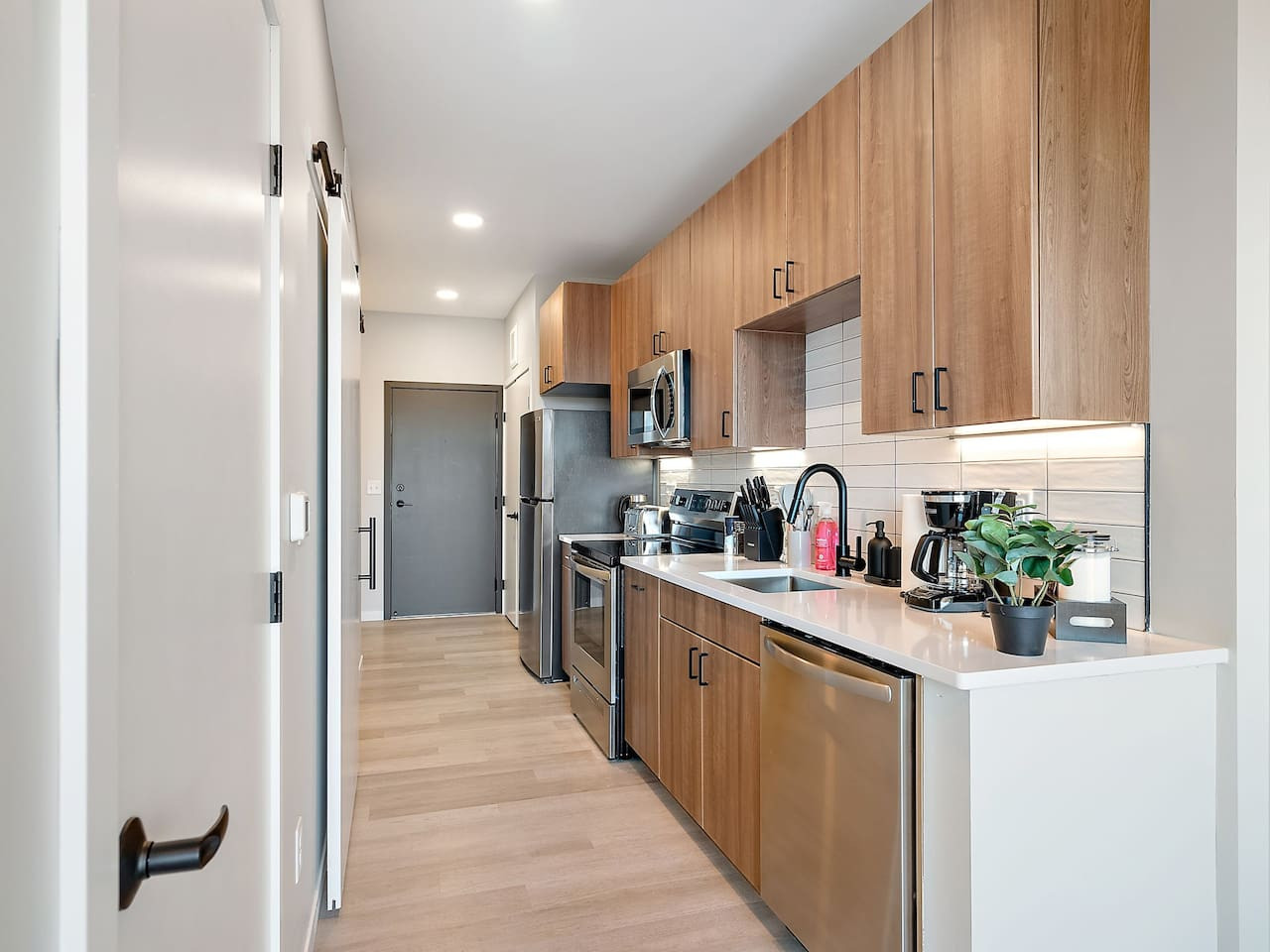 The kitchen’s open layout allows you to move freely as you prepare meals, with everything you need at your fingertips.