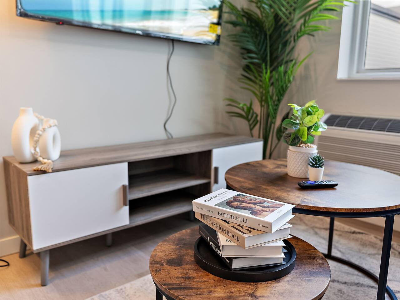 The living room invite you to relax and unwind, with a layout designed to maximize comfort and tranquility.