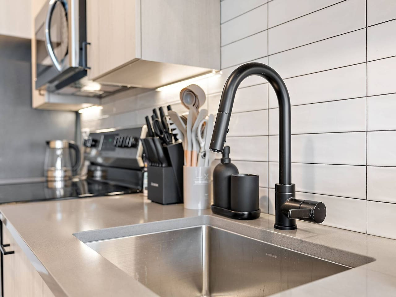 The kitchen’s open layout allows you to move freely as you prepare meals, with everything you need at your fingertips.