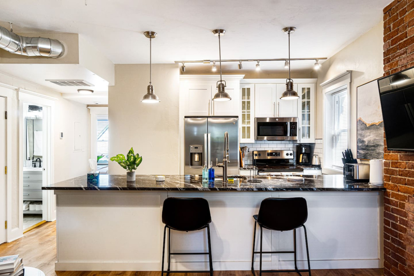 The kitchen’s open layout allows you to move freely as you prepare meals, with everything you need at your fingertips.