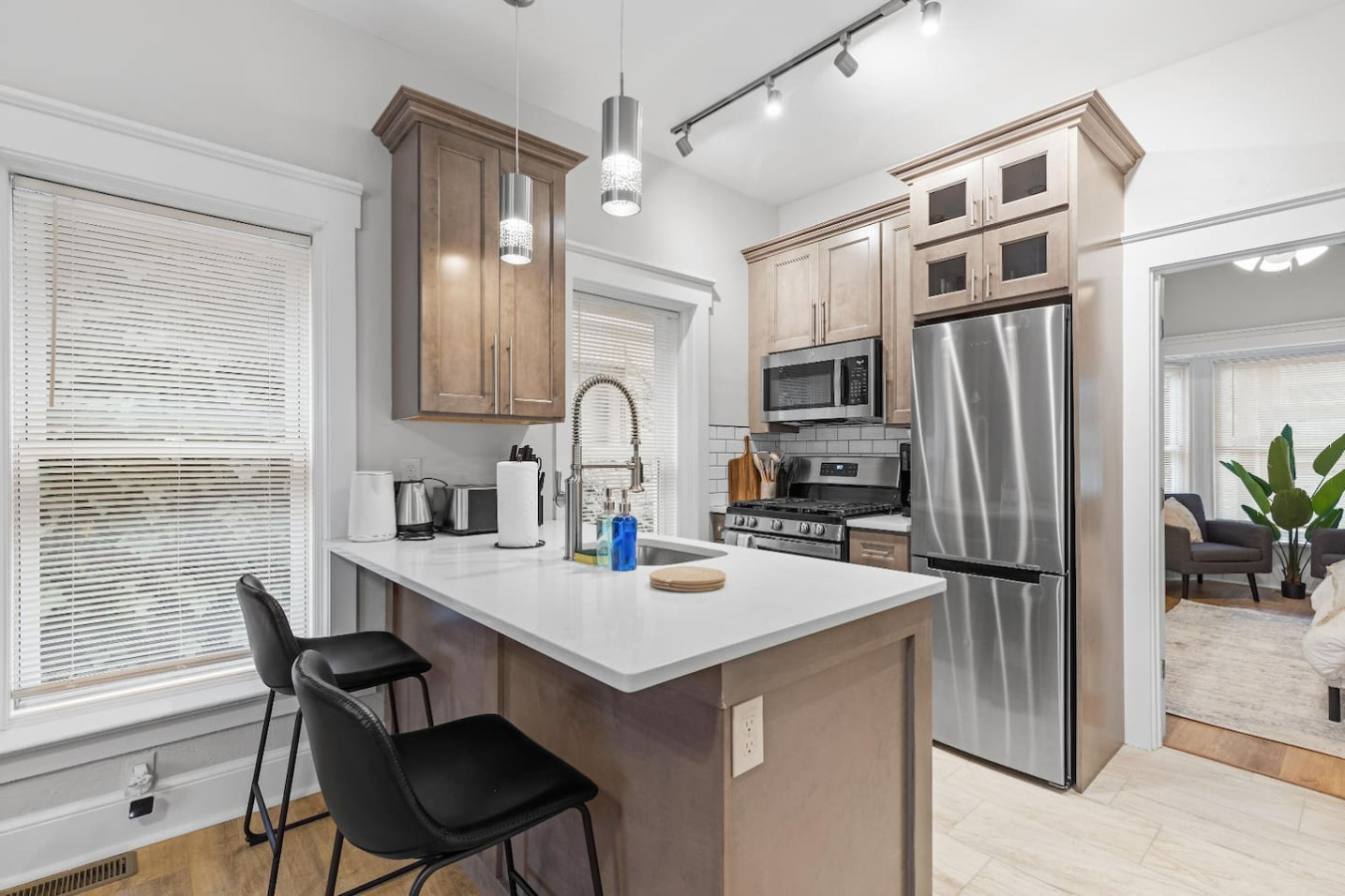 The kitchen’s open layout allows you to move freely as you prepare meals, with everything you need at your fingertips.