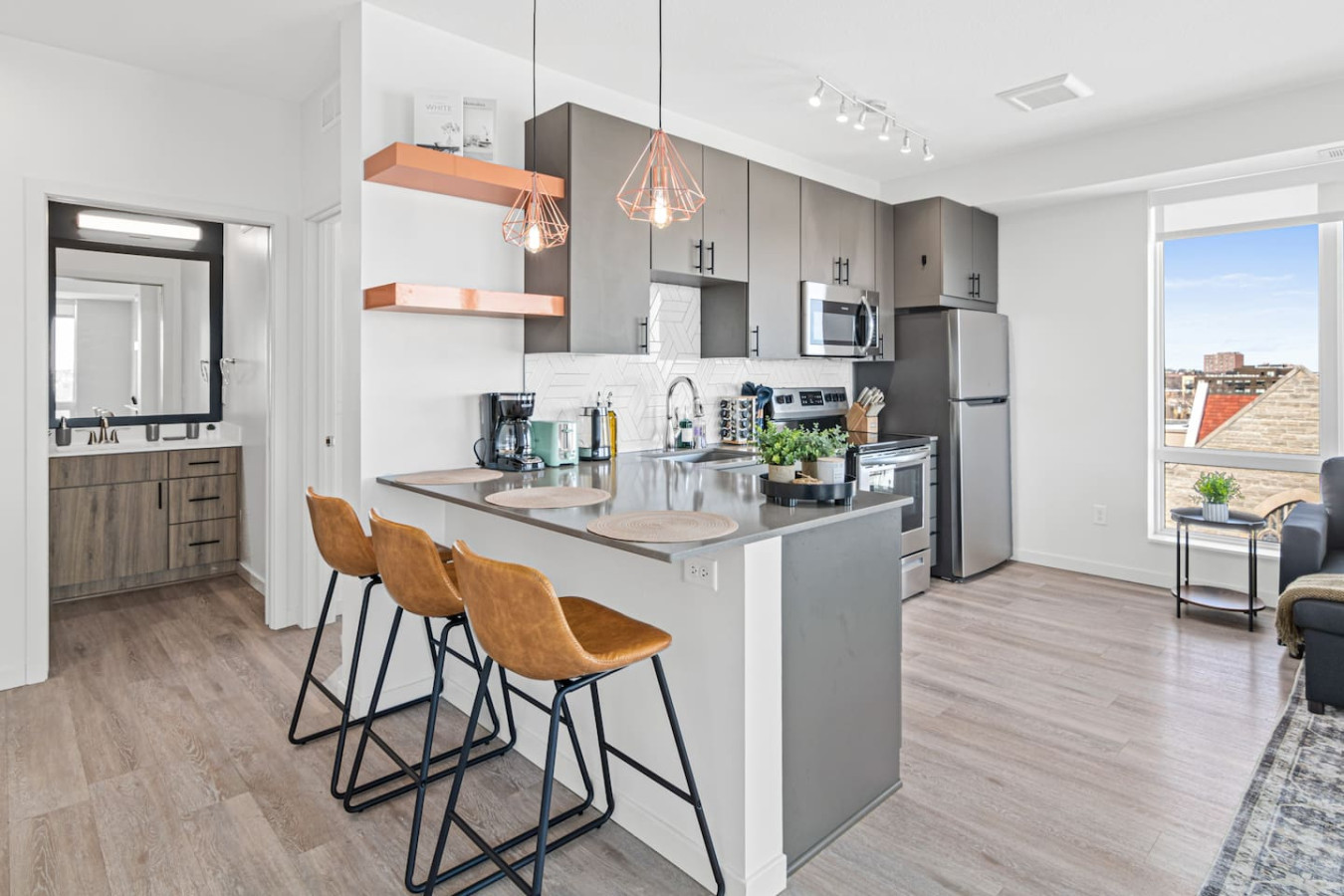 The kitchen’s open layout allows you to move freely as you prepare meals, with everything you need at your fingertips.