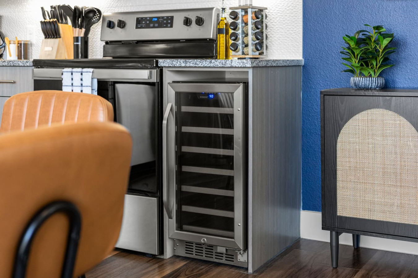 You’ll love the convenience of this fully equipped kitchen, where you can brew coffee, cook meals, or prepare snacks. The cozy layout and warm ambiance make cooking here a delightful part of your stay.