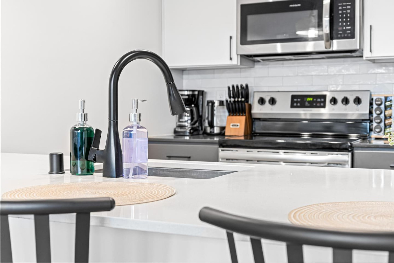 The kitchen’s open layout allows you to move freely as you prepare meals, with everything you need at your fingertips.