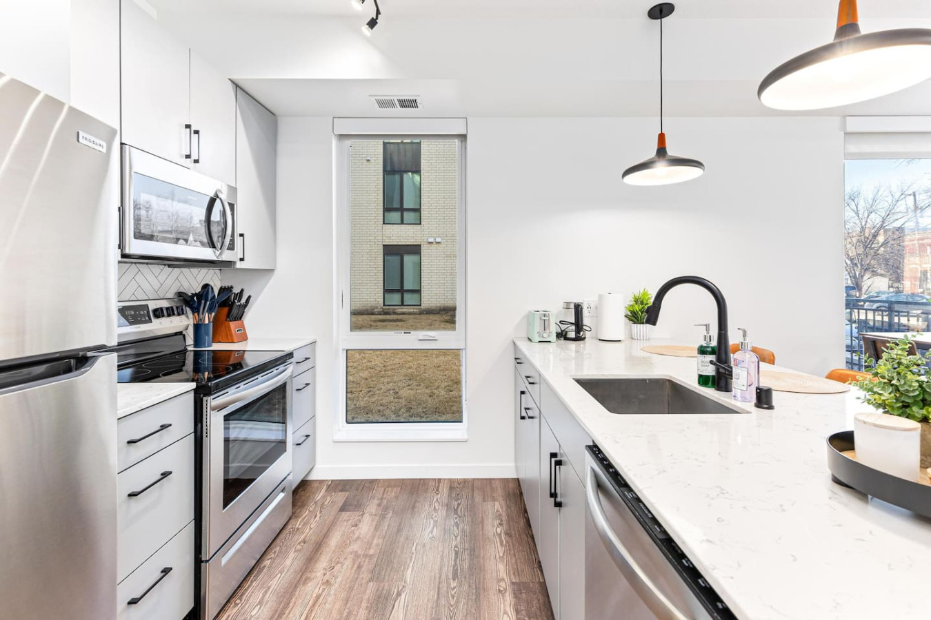 The kitchen’s open layout allows you to move freely as you prepare meals, with everything you need at your fingertips.