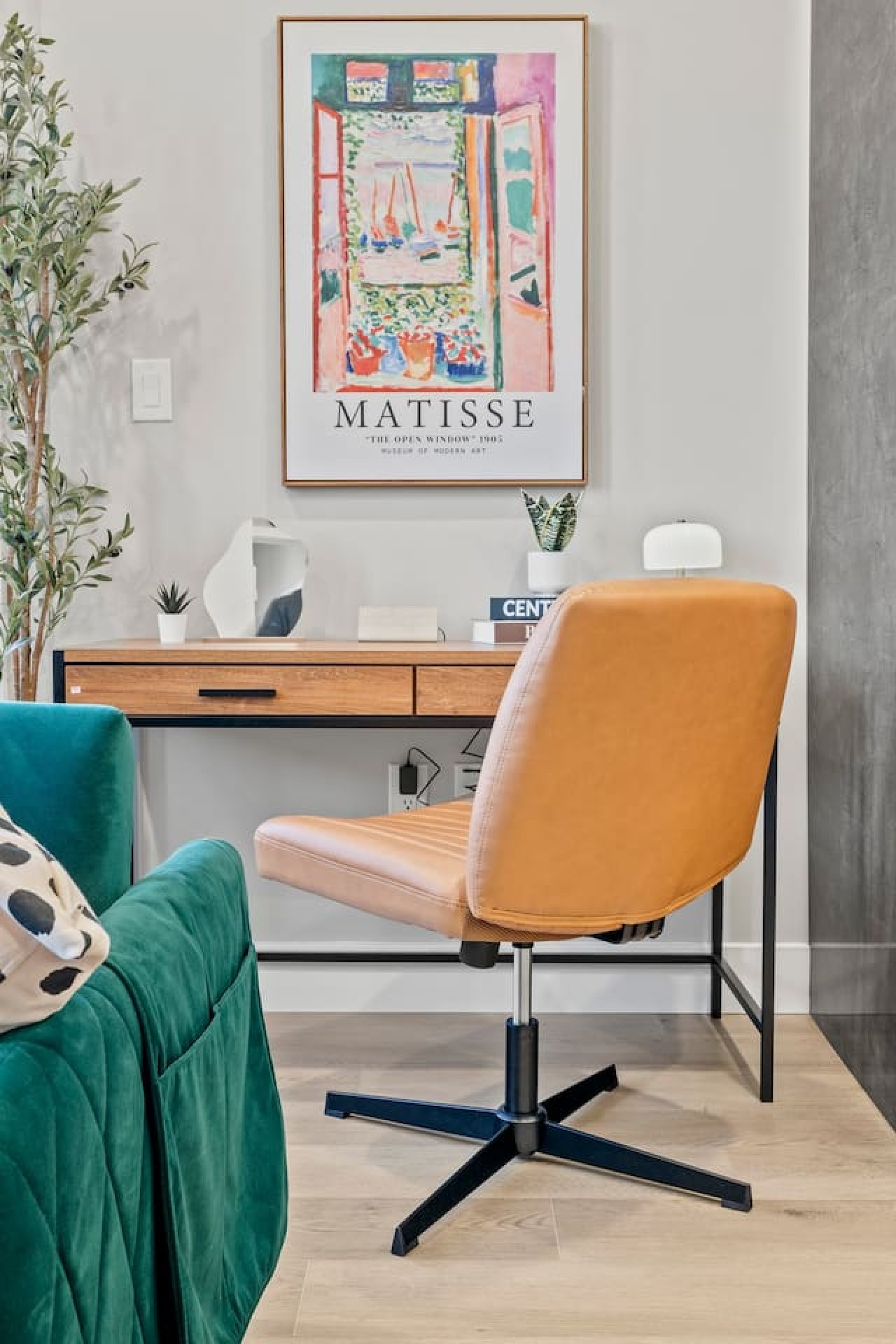 Accent wall frames to making the interior more beautiful