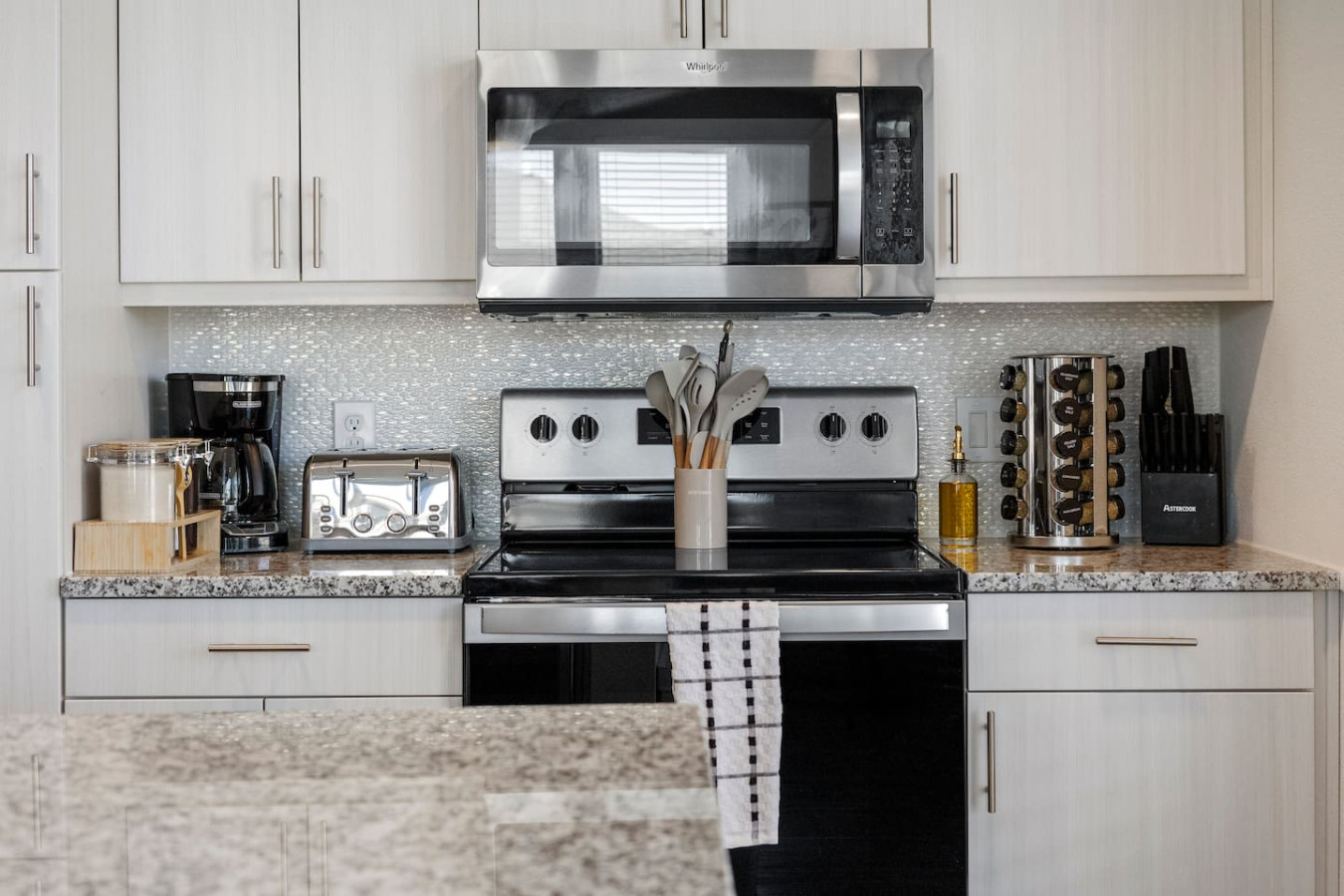 The kitchen’s open layout allows you to move freely as you prepare meals, with everything you need at your fingertips.