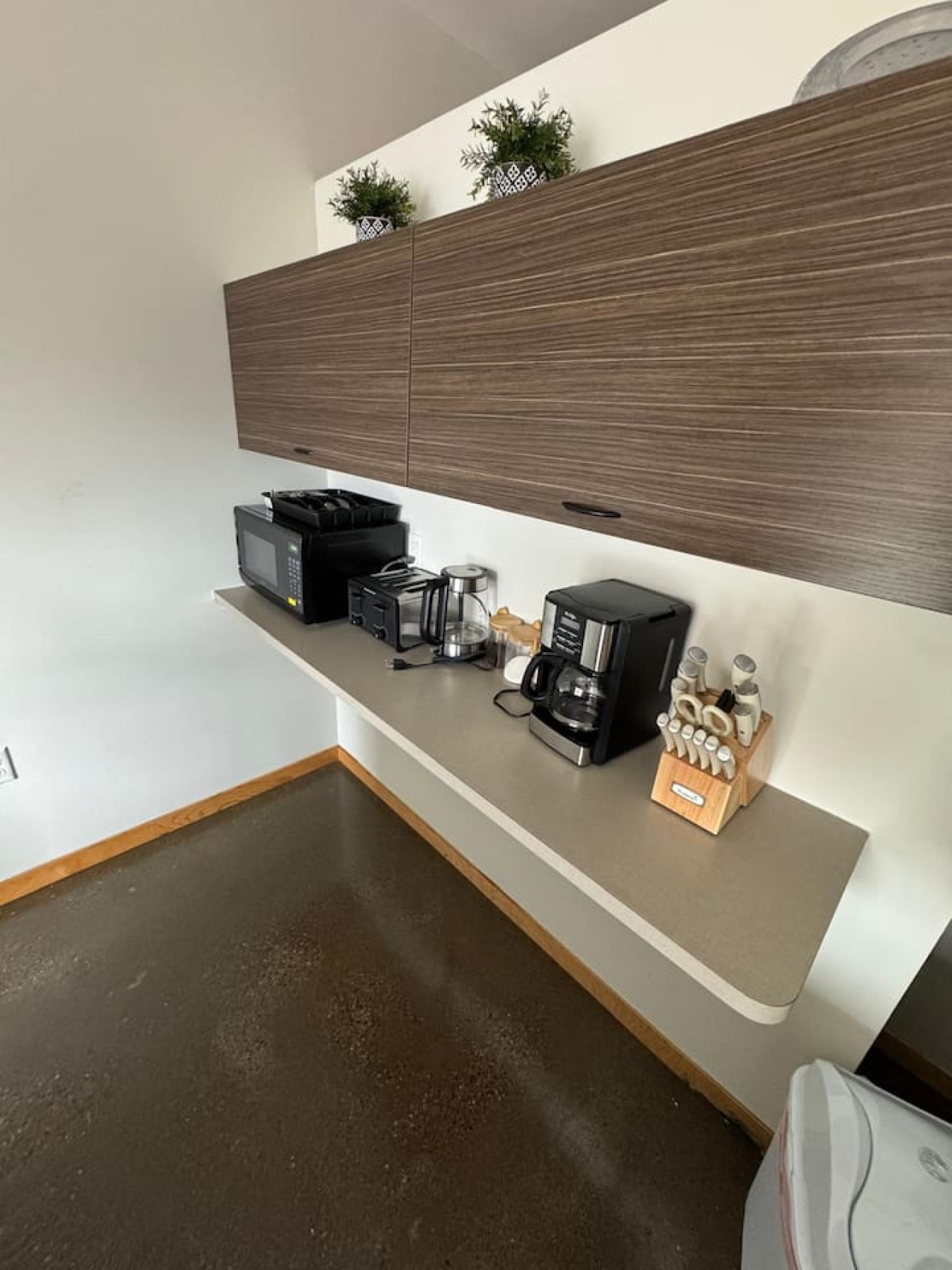 The kitchen’s open layout allows you to move freely as you prepare meals, with everything you need at your fingertips.