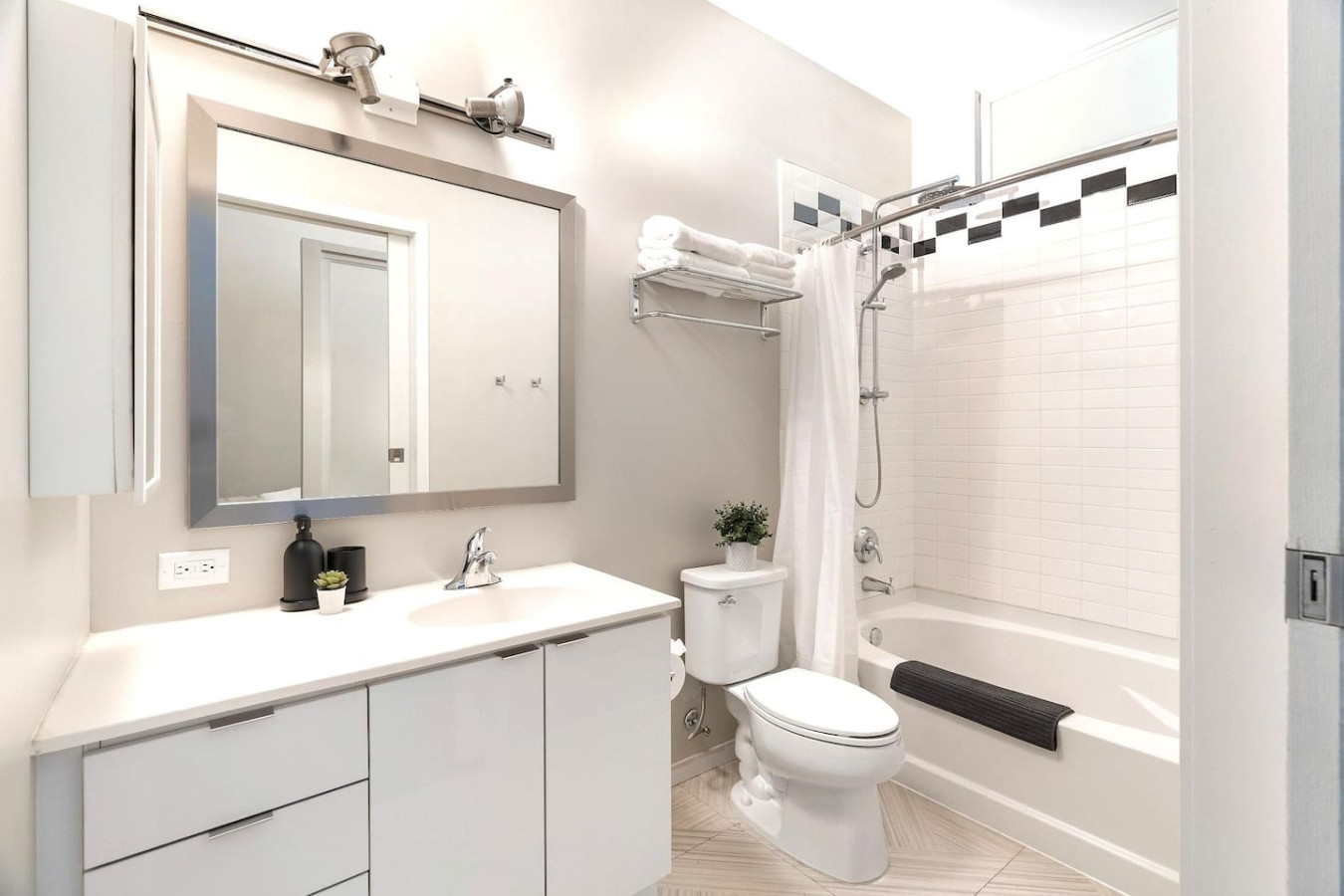 Step into this sparkling clean bathroom, offering you a refreshing retreat. Enjoy a hot shower surrounded by serene forest vibes, and wrap yourself in soft towels after a long day of exploring or relaxing.