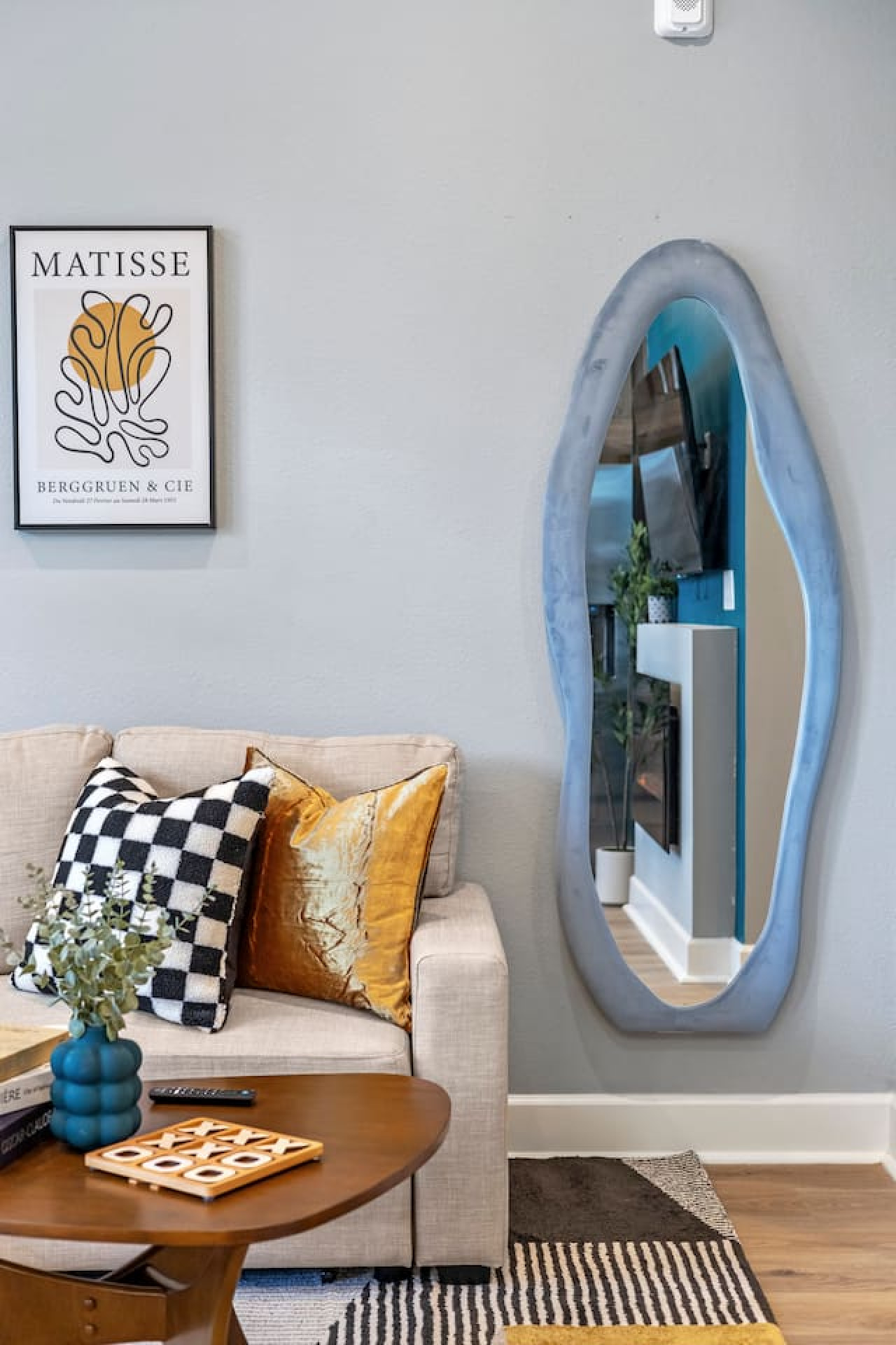 Statement mirror + plush chair = morning coffee spot.