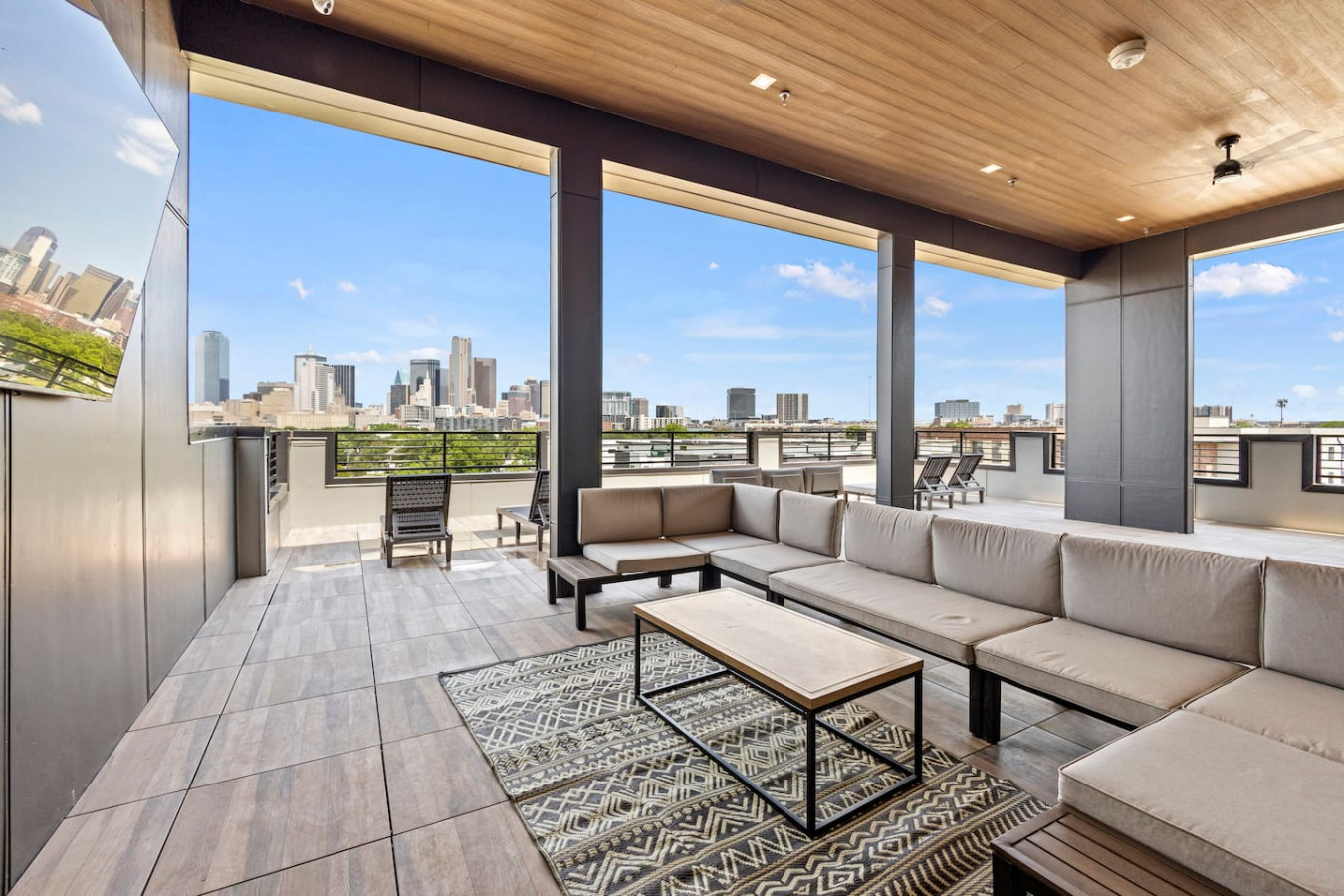 Framed Skyline View – Lounge seating under cover