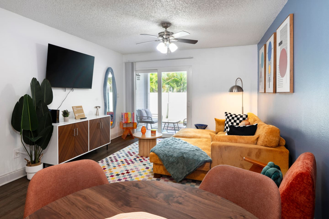 ️ Open layout connecting living, dining, and kitchen spaces.