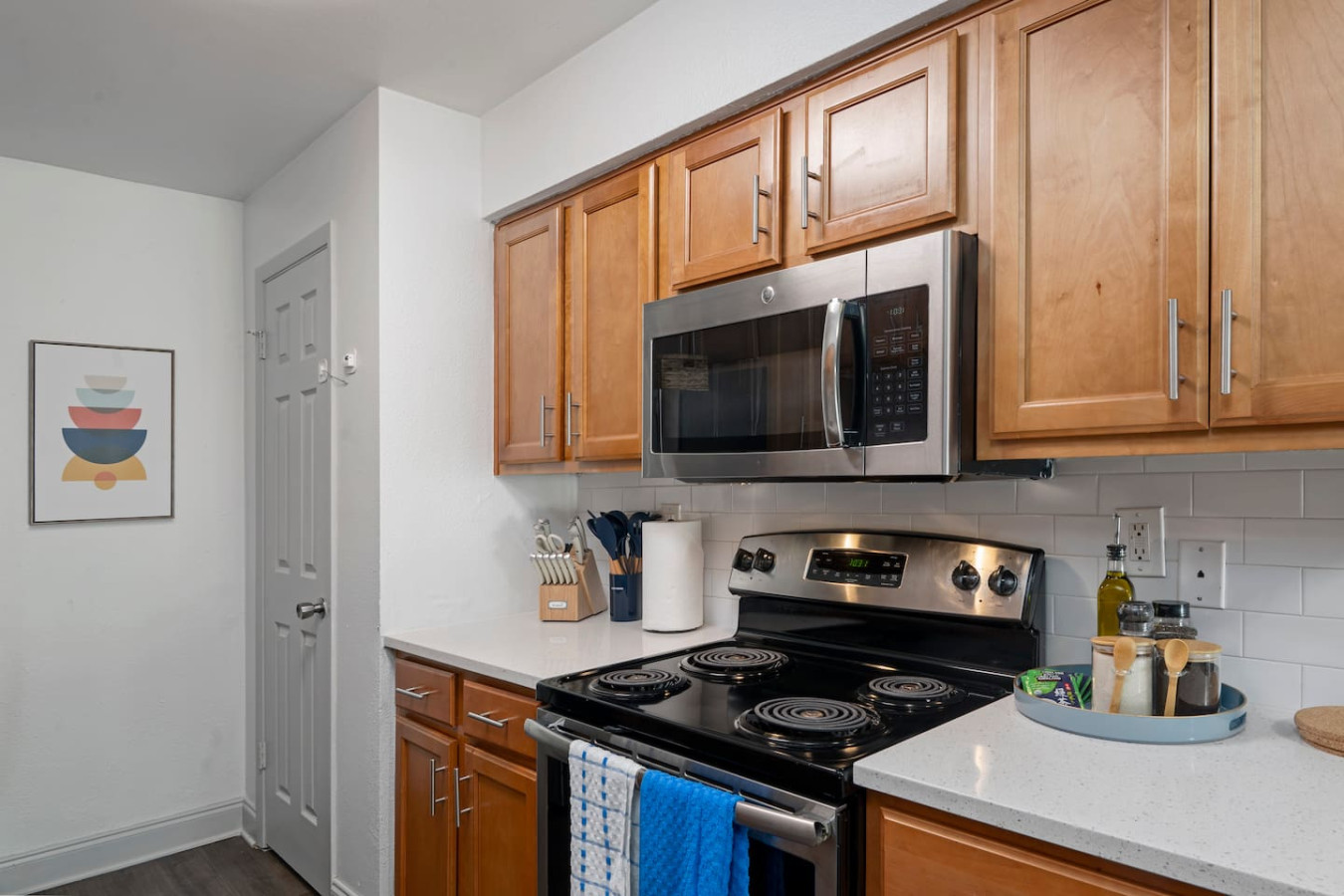 ☕ A fully stocked kitchen with sleek appliances and all cooking essentials. Whether you’re whipping up family meals or late-night snacks, this space makes dining in simple and enjoyable.