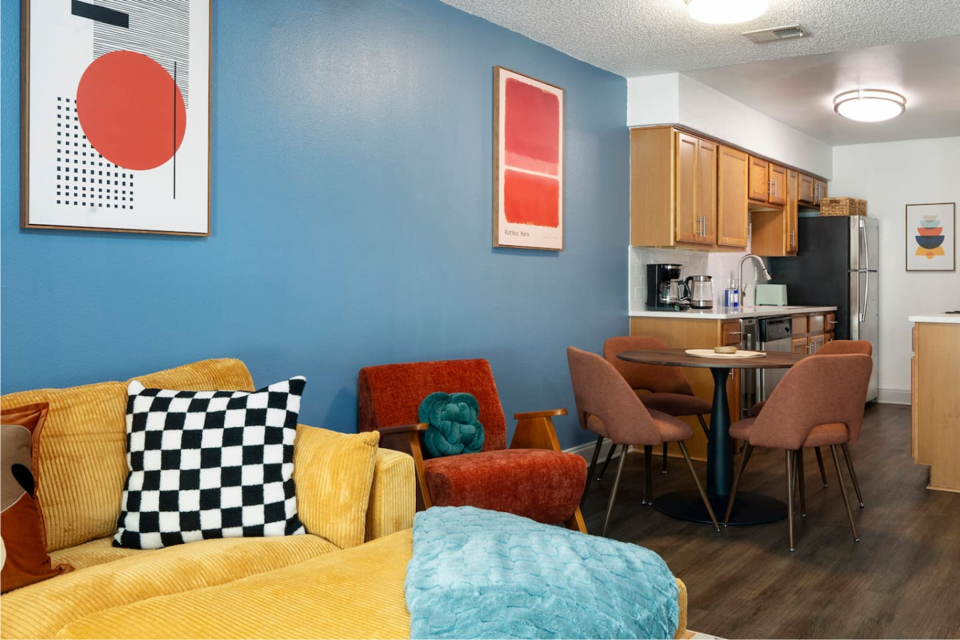 ️ Cozy seating with vibrant décor — perfect for family time
