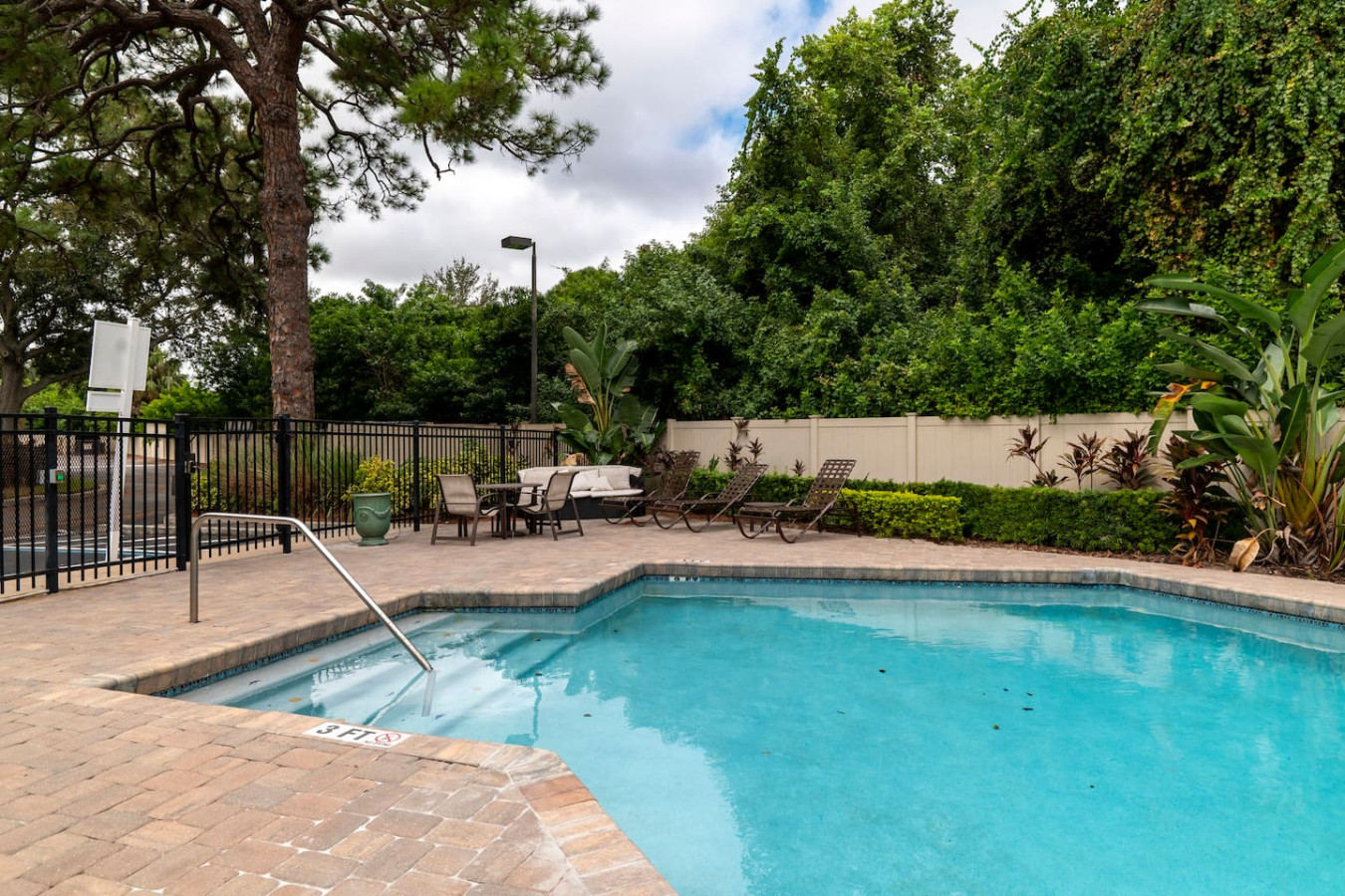 ‍♂️ Refreshing outdoor pool perfect for sunny Tampa days