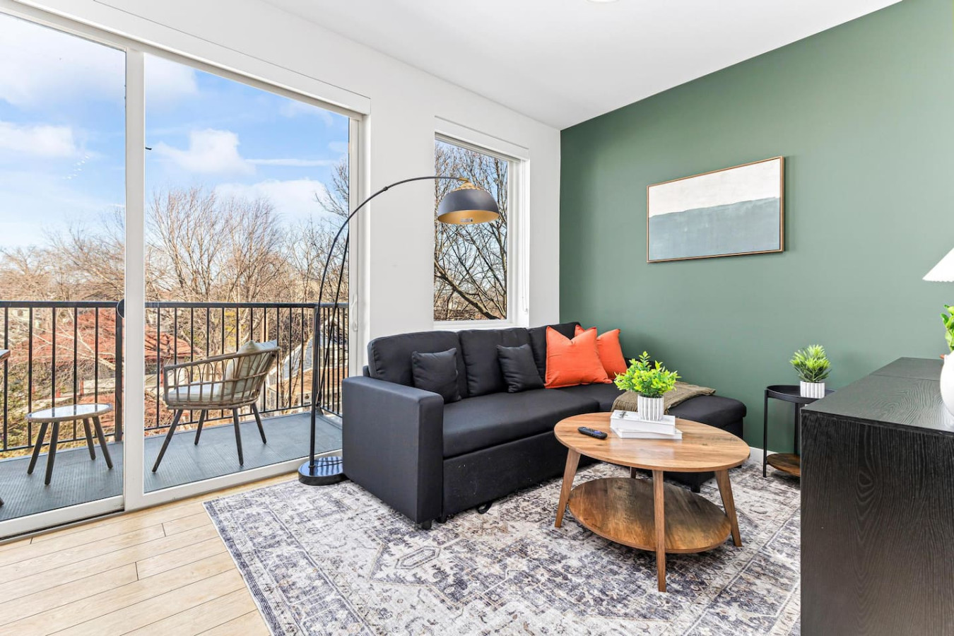 Stylish 1BD 1BA Condo w Patio, Free Wi-fi & Gym