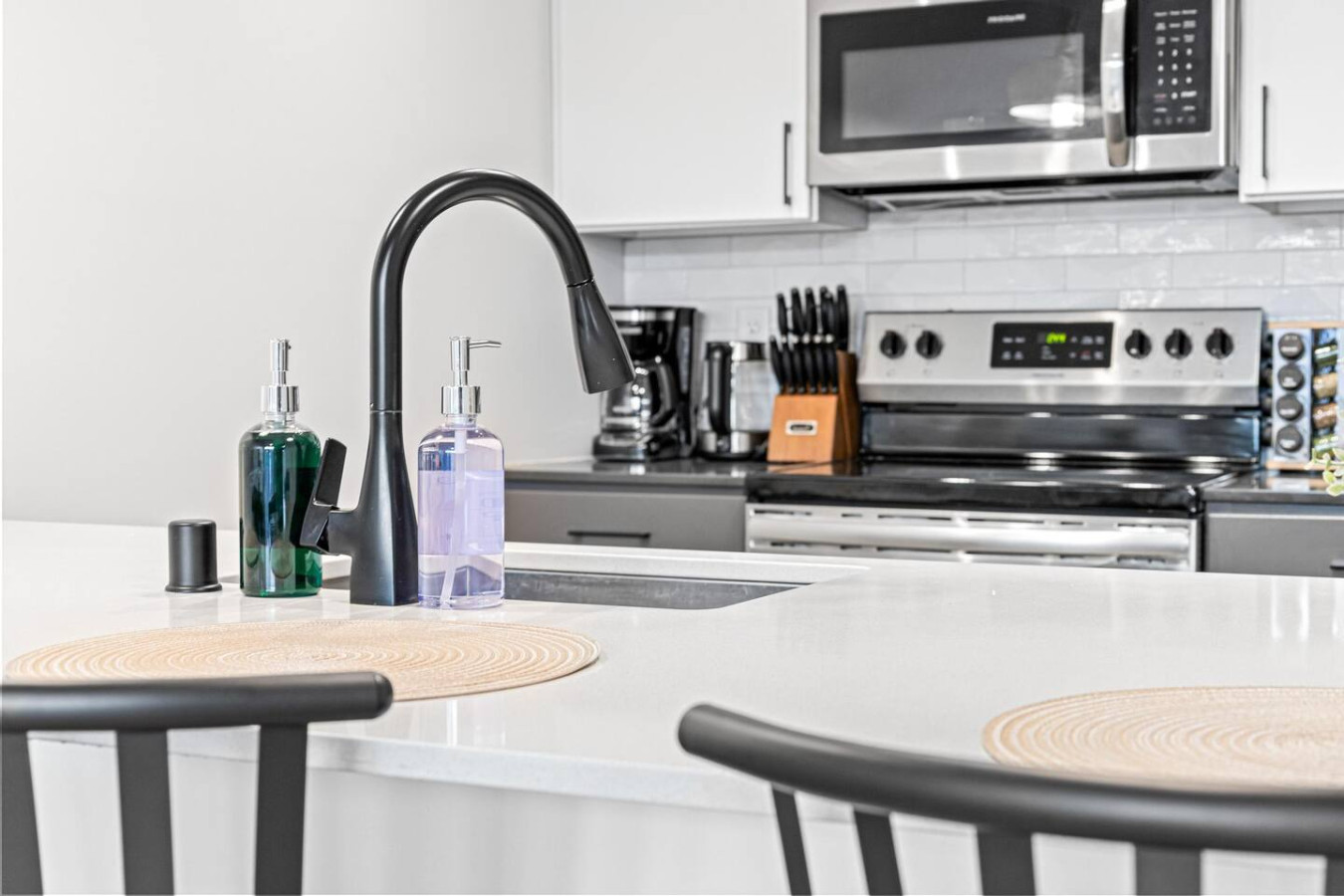 The kitchen’s open layout allows you to move freely as you prepare meals, with everything you need at your fingertips.