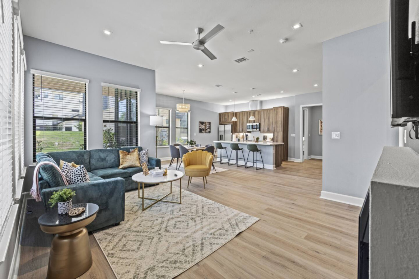 Trendy 2BR Retreat • Gym • Rooftop • Pool Table