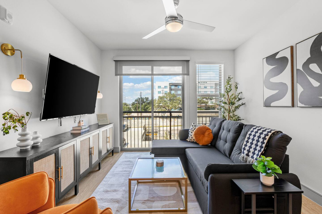 King 1 BD 1BA Suite w Pool/Gym/Parking & Office!