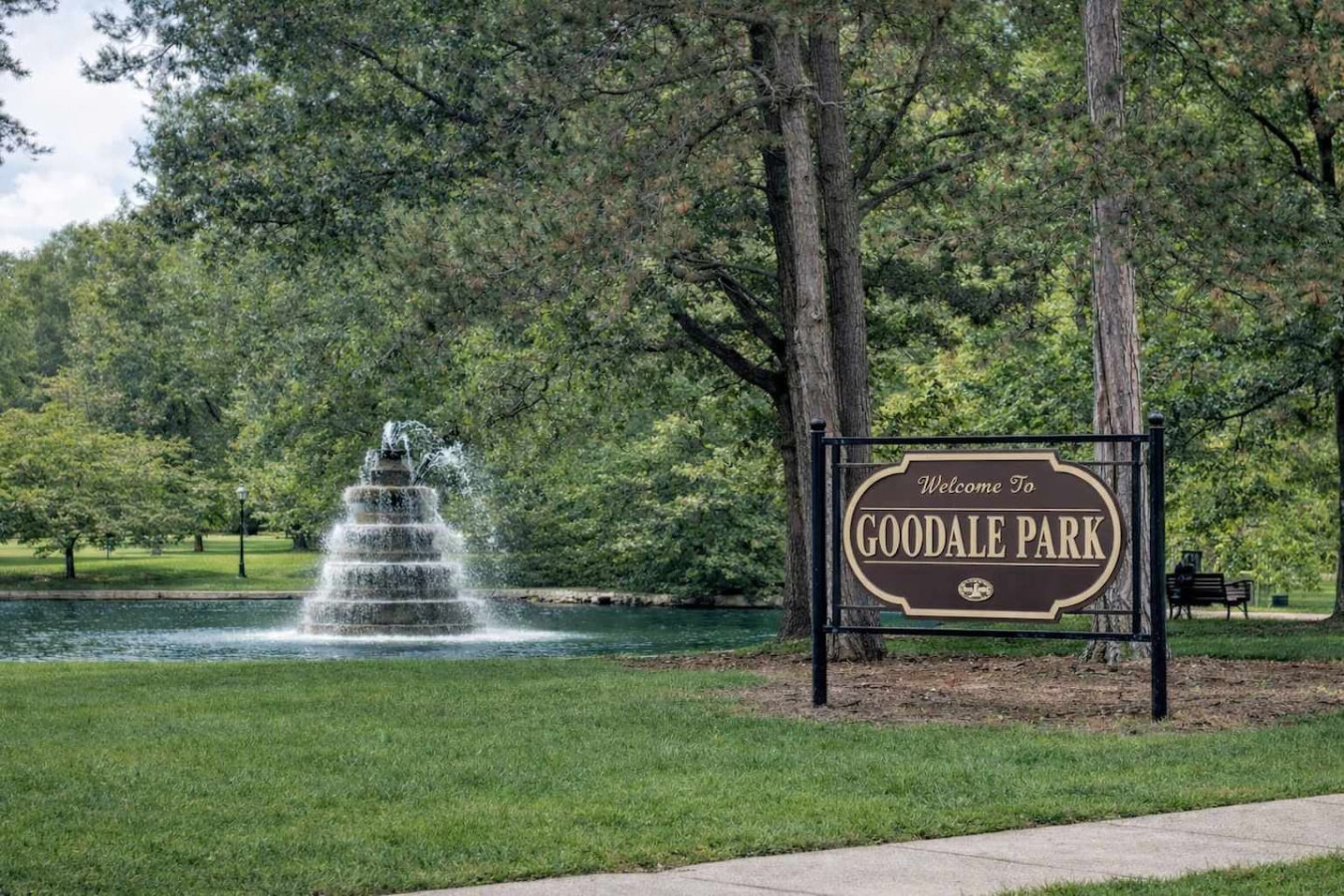 Peaceful city park with mature trees, walking paths, and a beautiful fountain at its center. Ideal for morning walks, picnics, or relaxing afternoons surrounded by greenery in a quiet and charming setting.