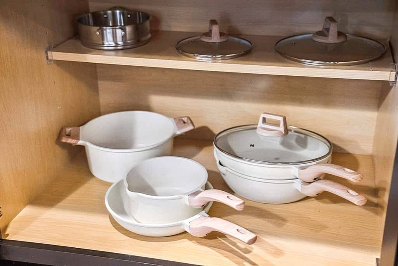 A complete set of pots, pans, and lids ready for guest use. Ideal for those who prefer homemade meals, ensuring a practical and convenient cooking experience during their stay.