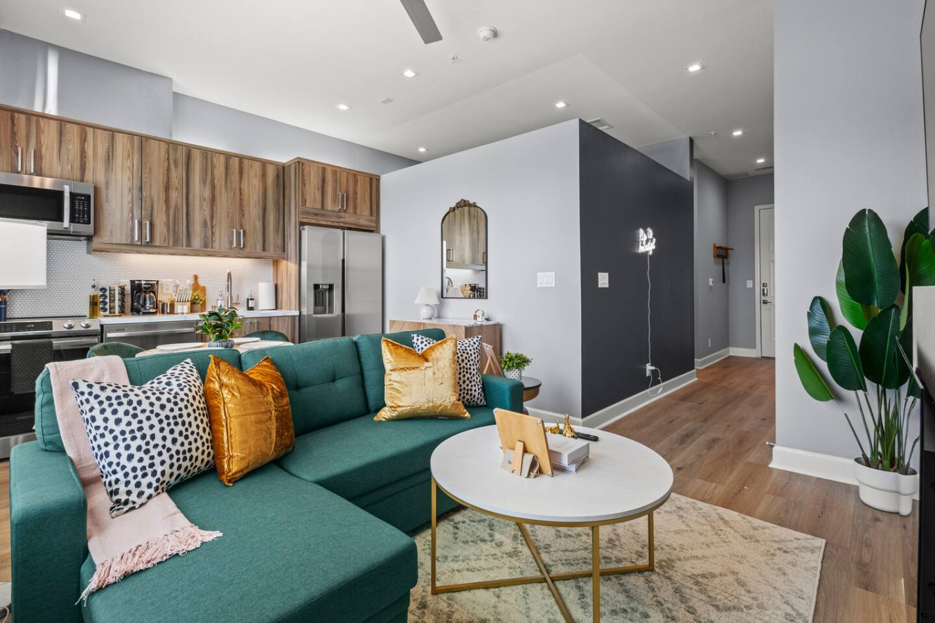 Lux 1 BD 1 BA suite, near Downtown w Free Parking