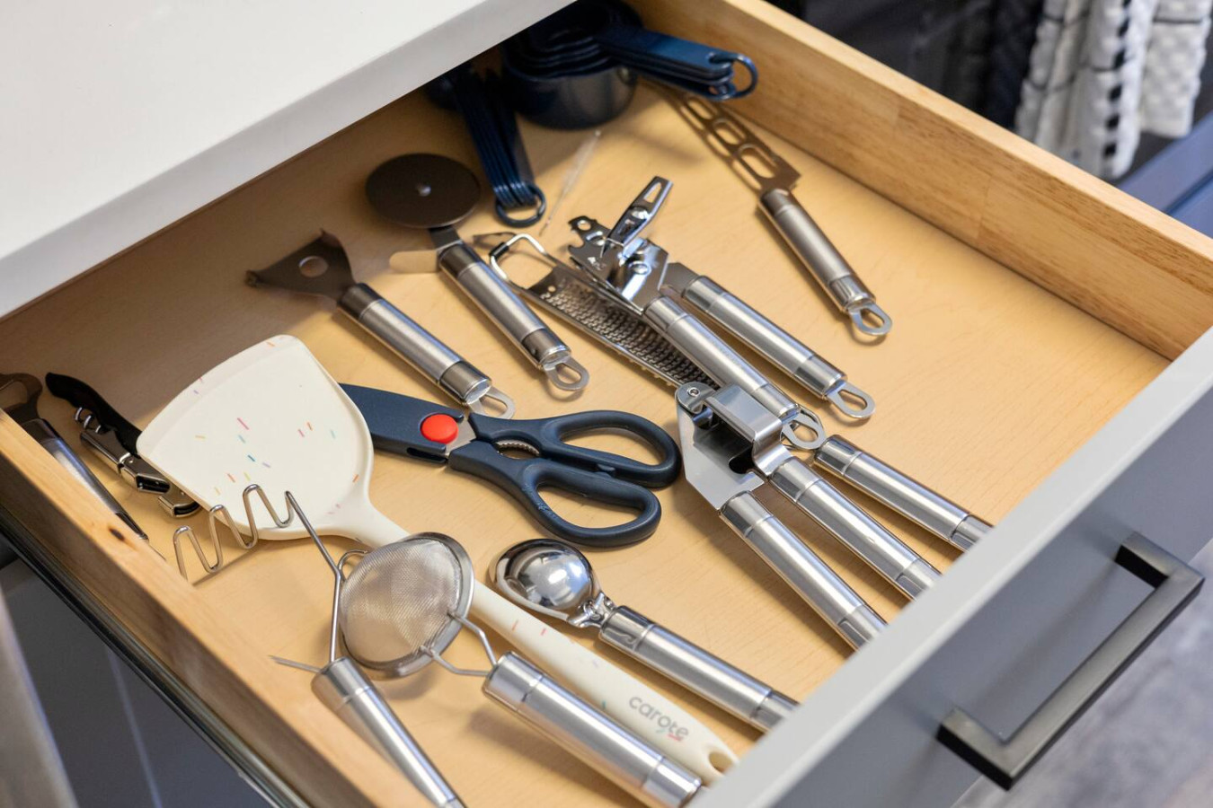 Equipped with a pizza cutter, wine opener, ice cream scoop, masher, kitchen scissors, and many more.