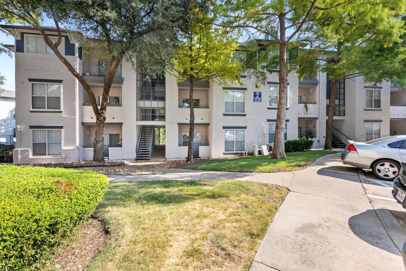 Plenty of free visitor parking; just make sure to register your vehicle to prevent towing.