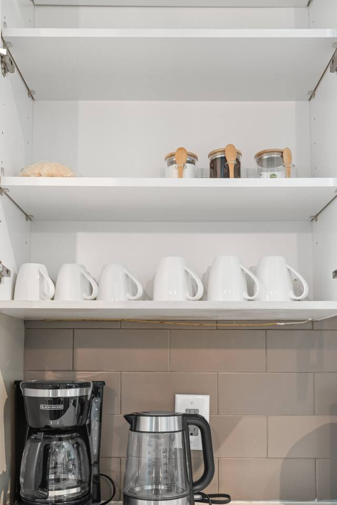Your morning routine is covered — drip coffee maker, electric kettle, mugs for the whole group, plus complimentary coffee, sugar, and tea in stylish bamboo-lidded jars. No need to run out before your first cup.