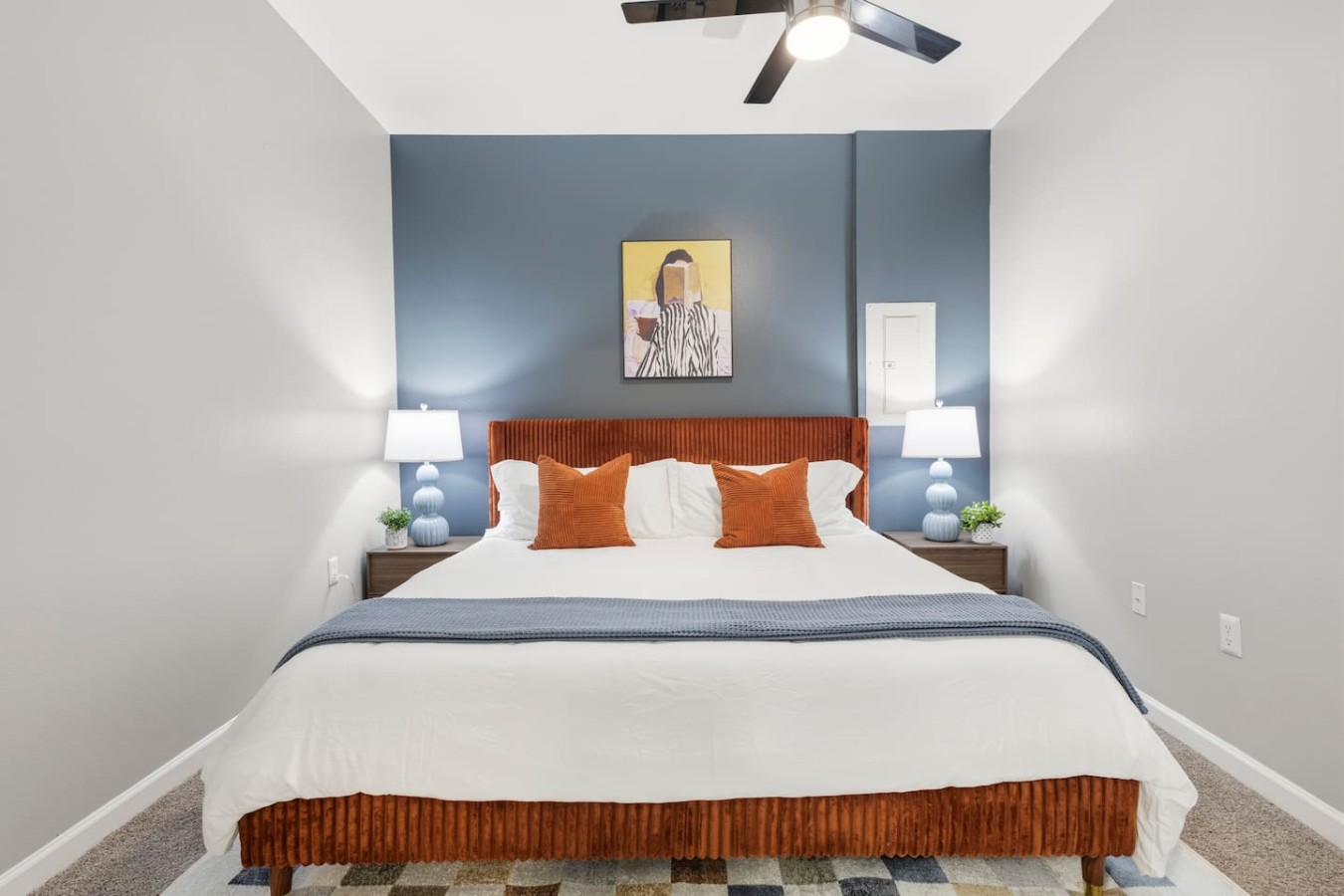 Your comfortable kingsize bed for your Dallas stay