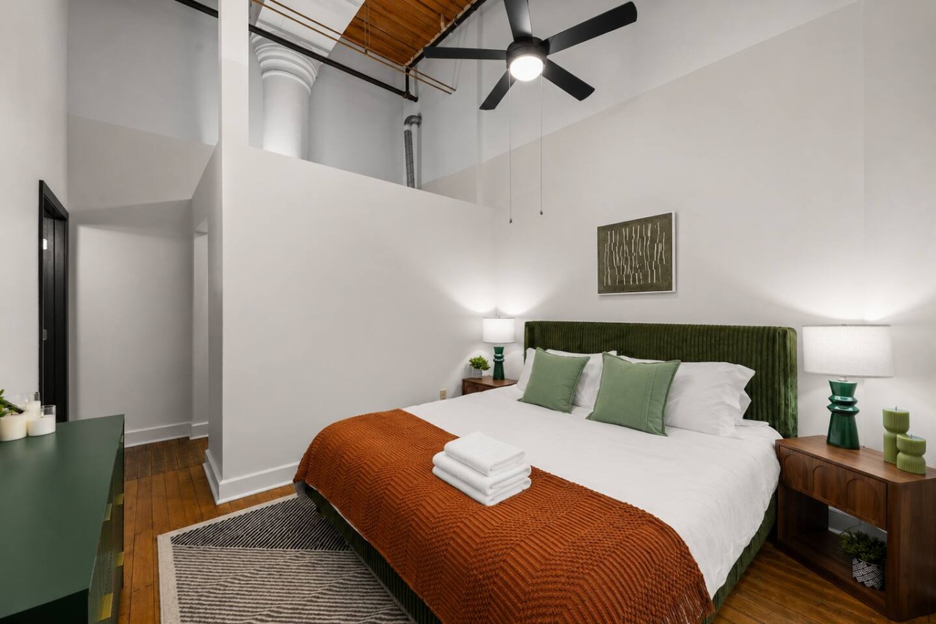 King size bed, ceiling fan.