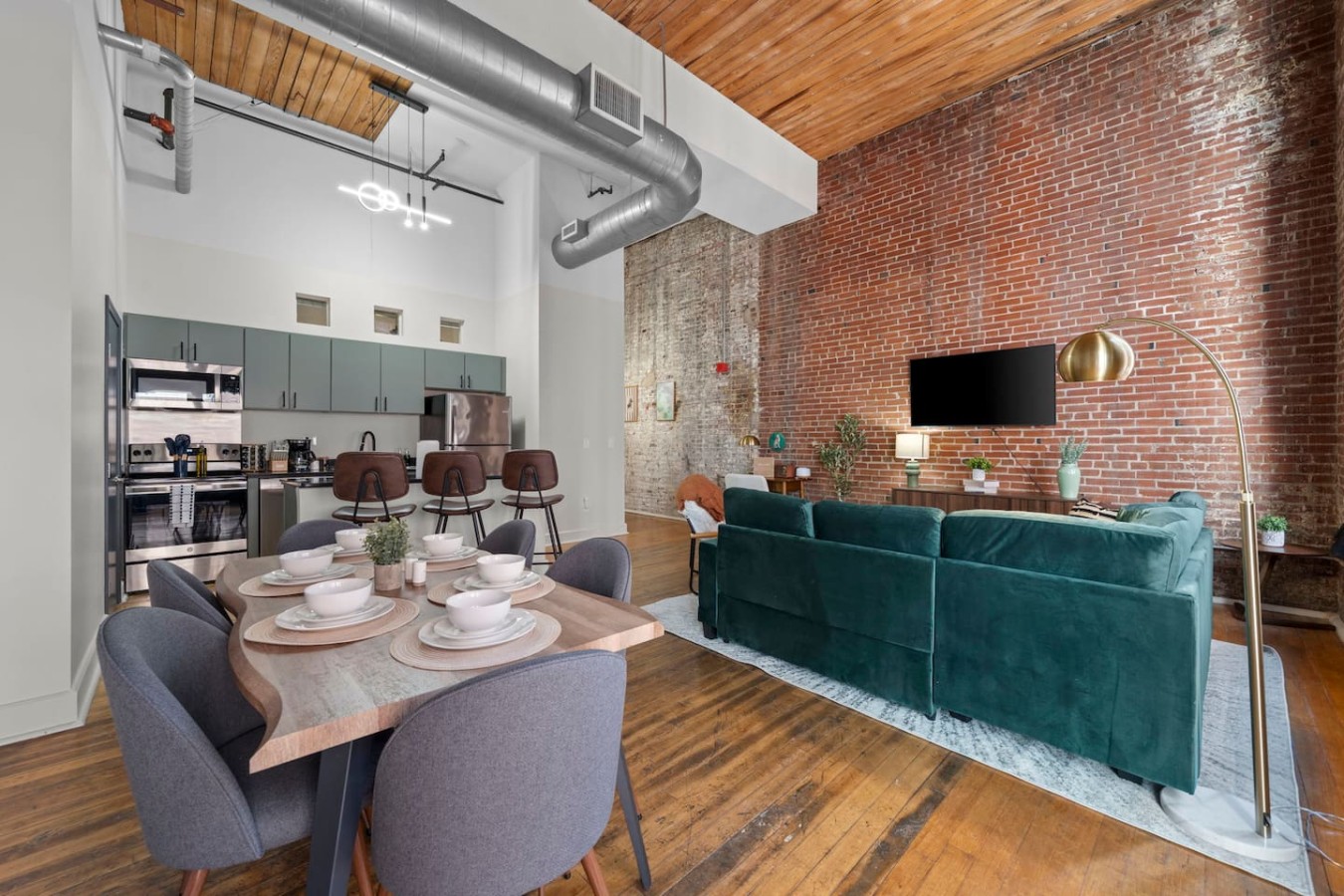 Seamless dining, kitchen and living space