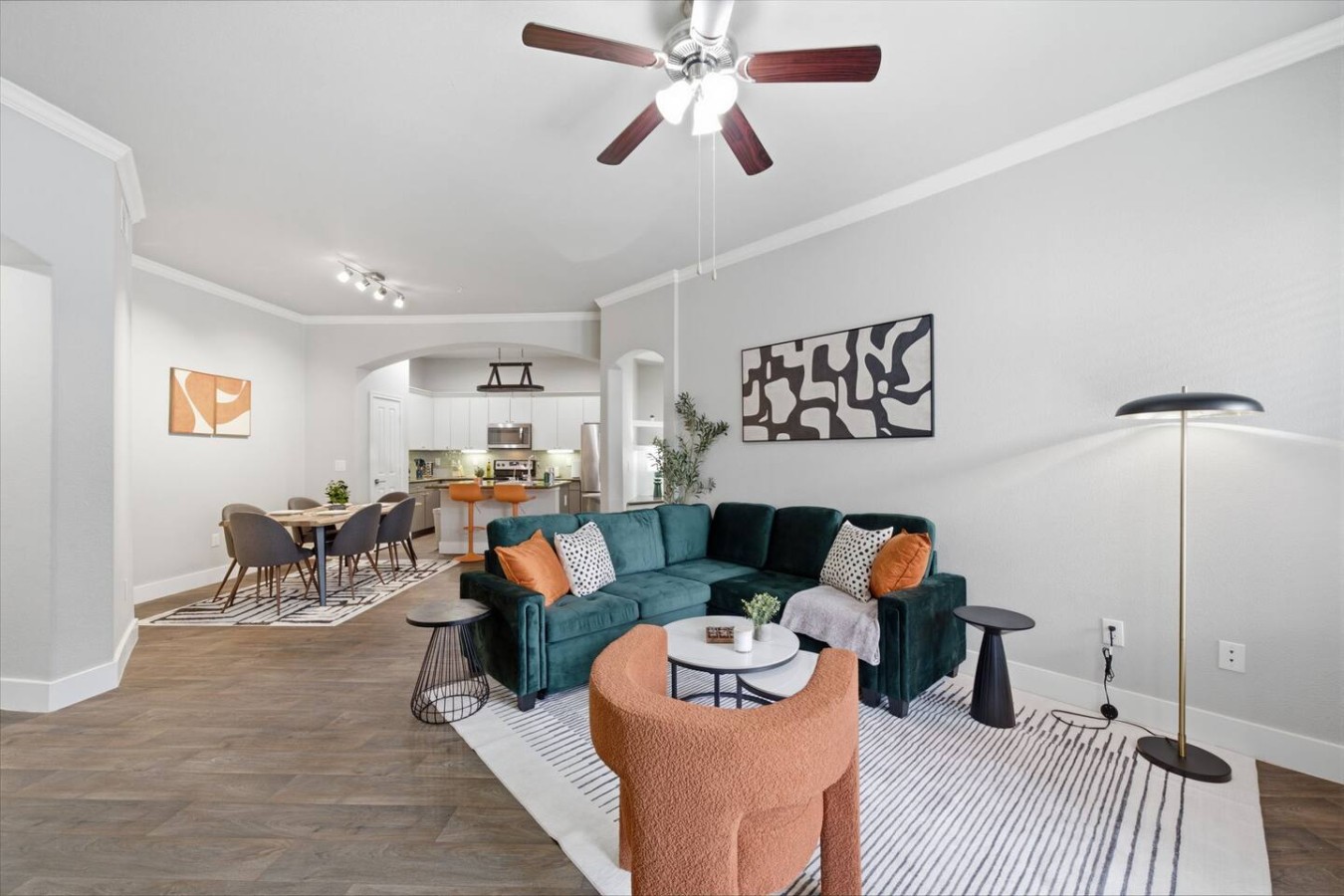 Prime DT 2 Bed Apt | Gym | Pool | Free Parking