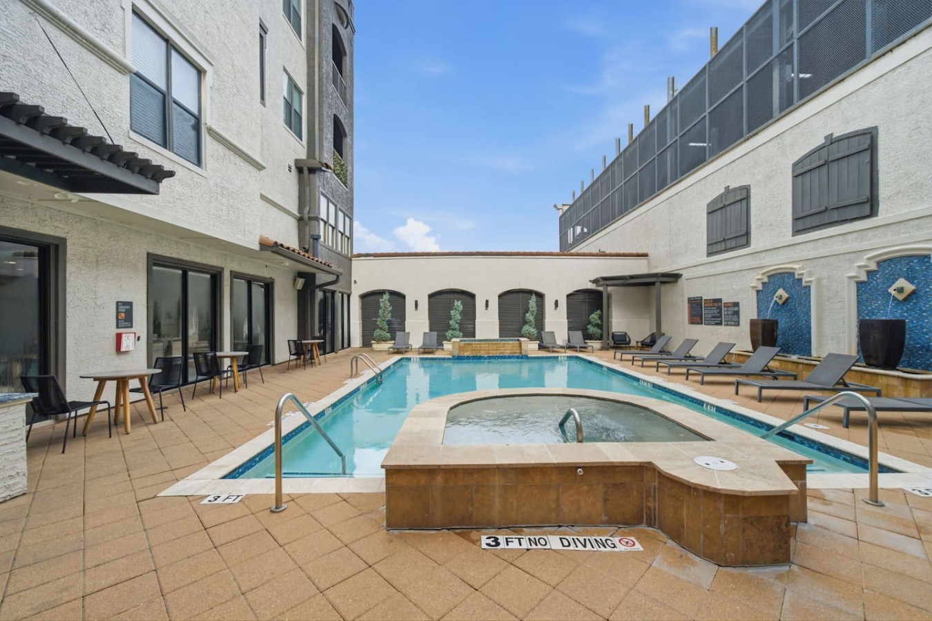 Outdoor Pool and Hottub
