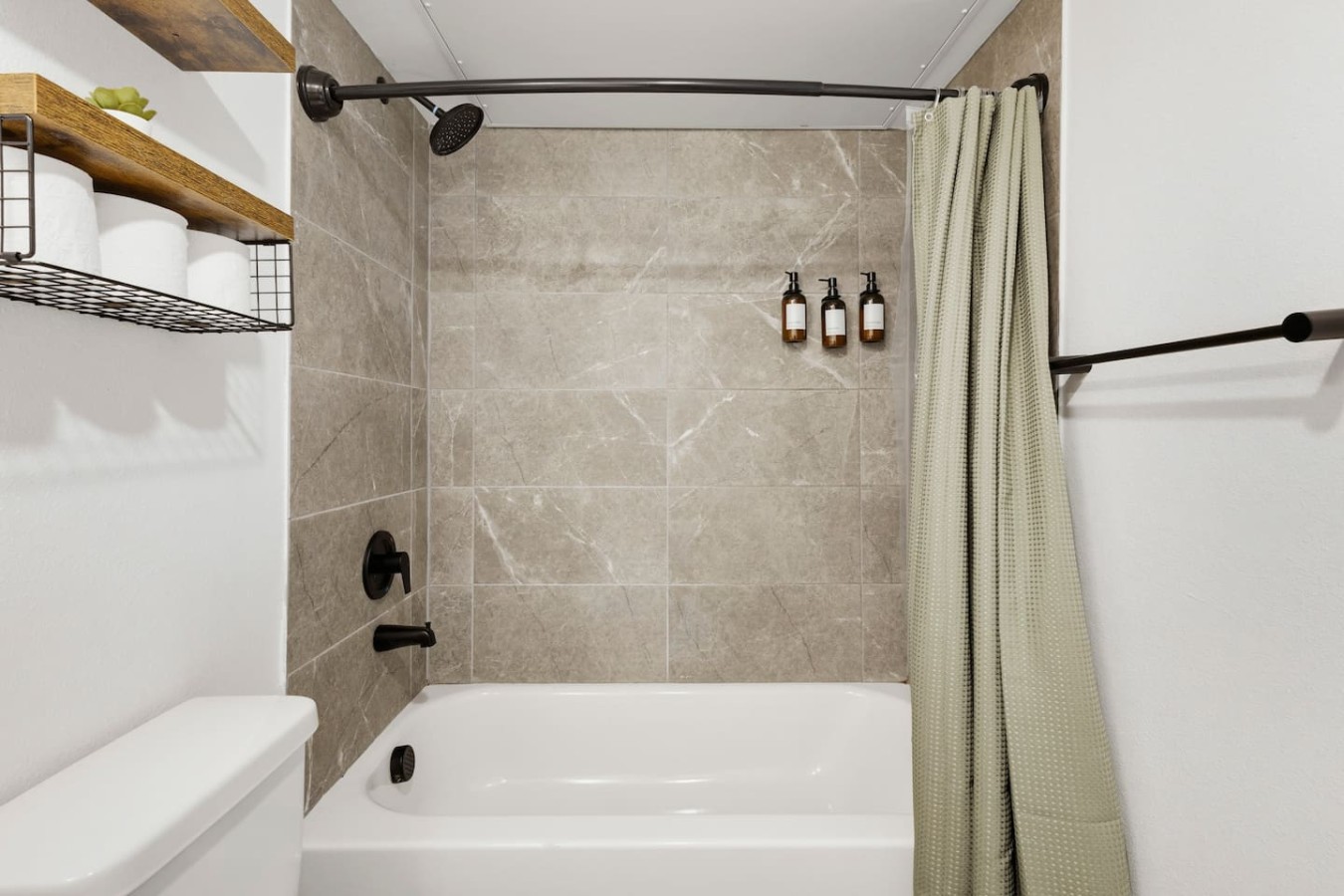 Full Bathroom With Shower/Tub