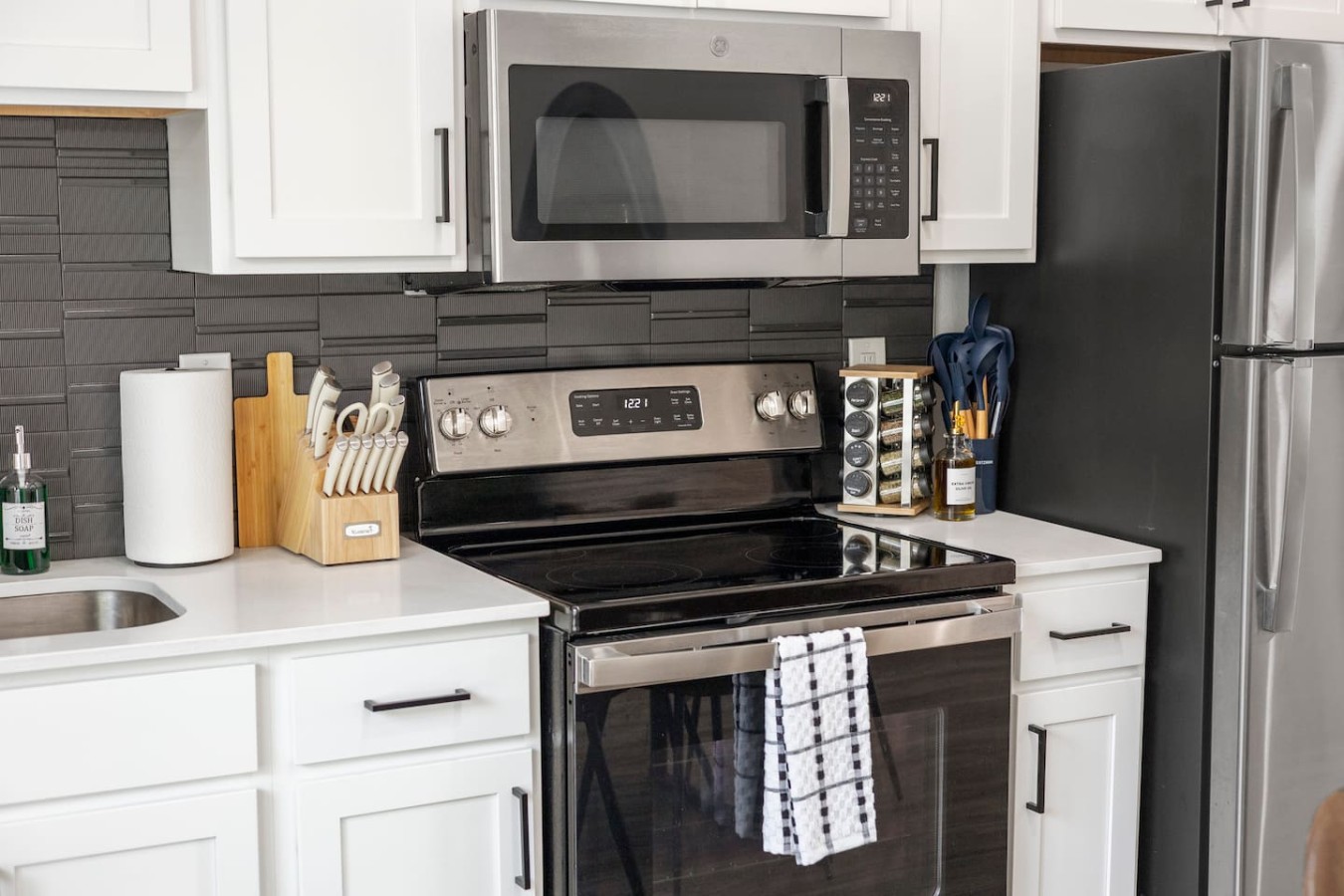 Stainless Steel/Black Appliances