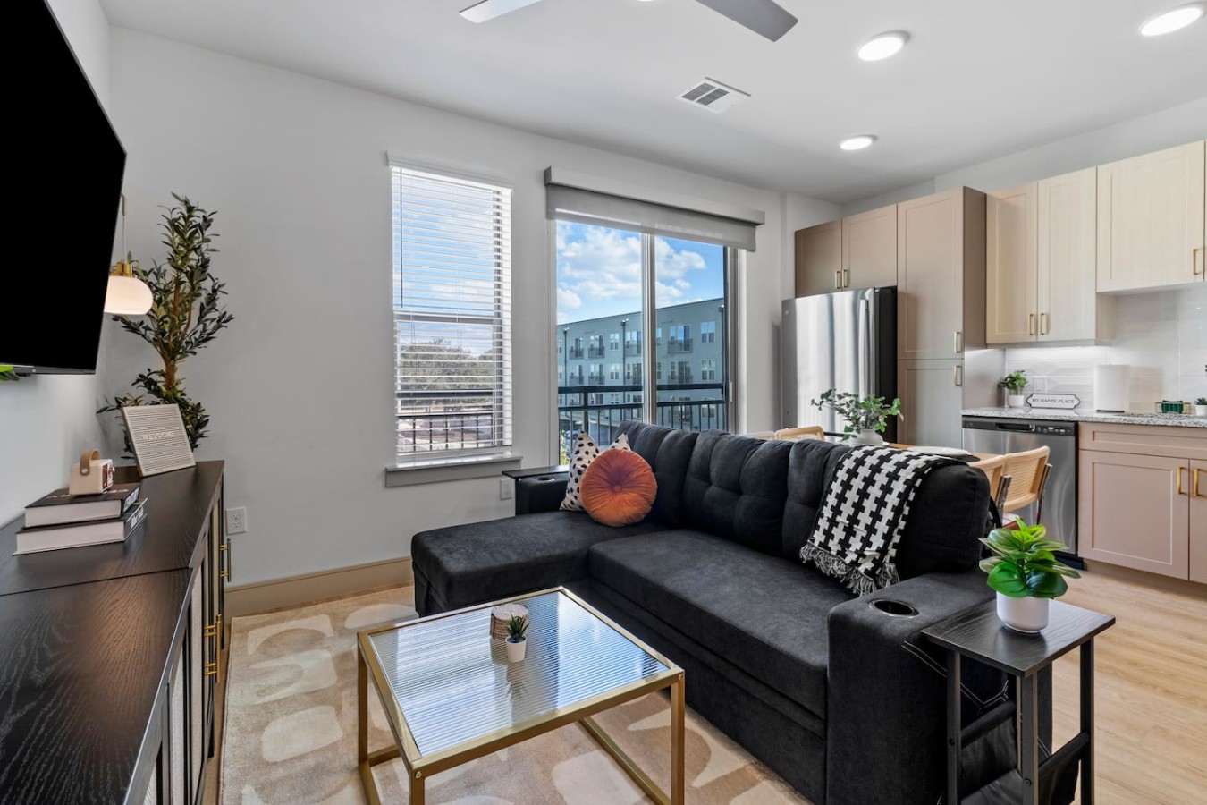 Stylish 1 King BR suite Domain Mall, Gym, Pool & Parking