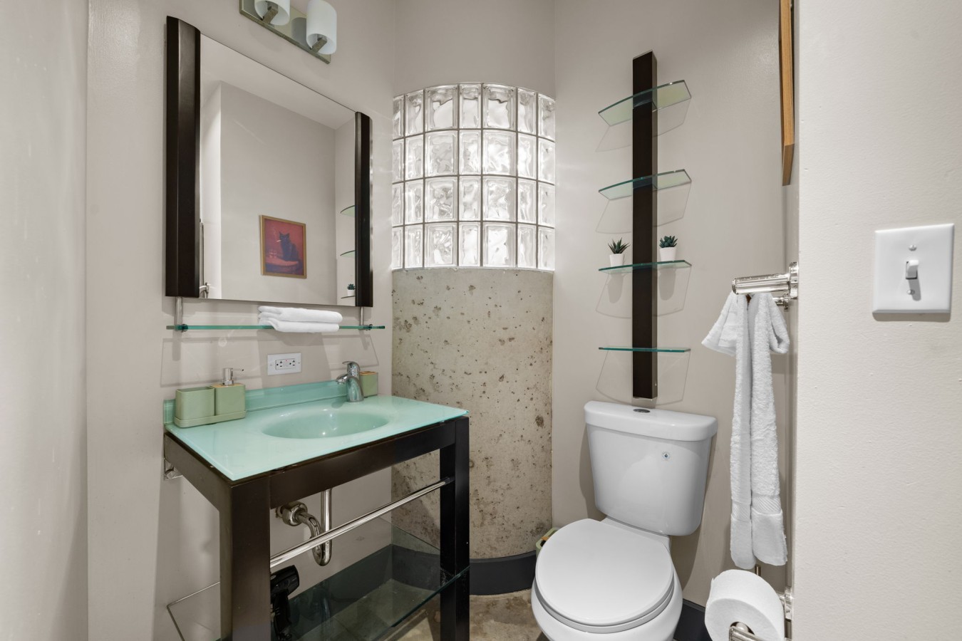resh & Refreshing – Enjoy a clean, modern bathroom with a convenient walk-in shower.