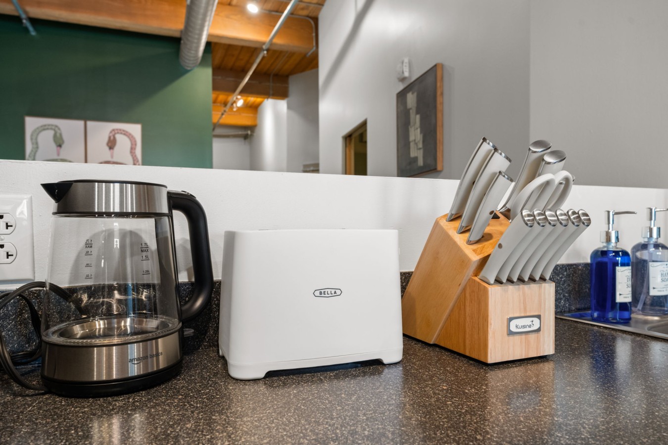 Everything You Need – A well-equipped kitchen with modern essentials for convenient everyday cooking.