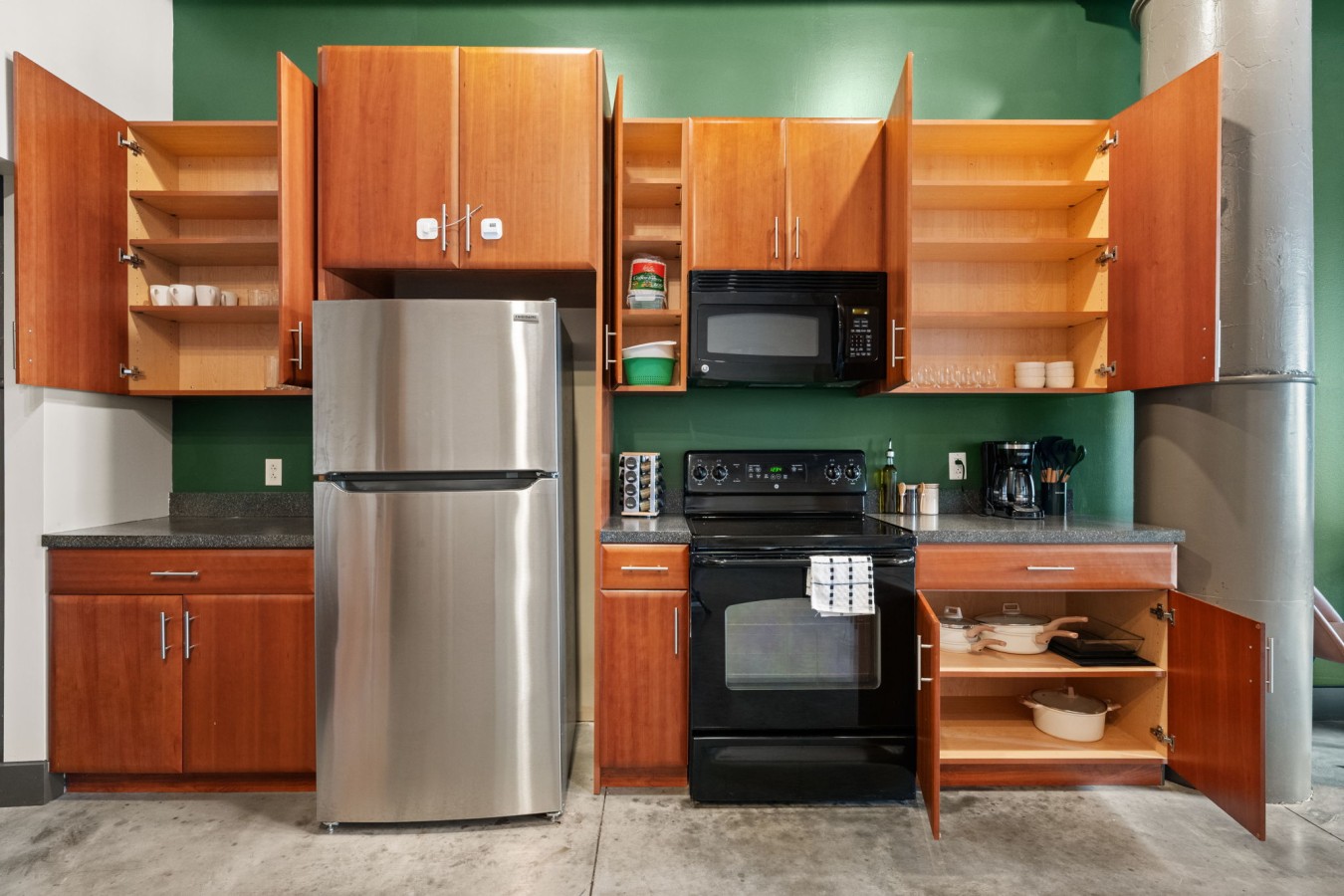 Everything You Need – A well-equipped kitchen with modern essentials for convenient everyday cooking.