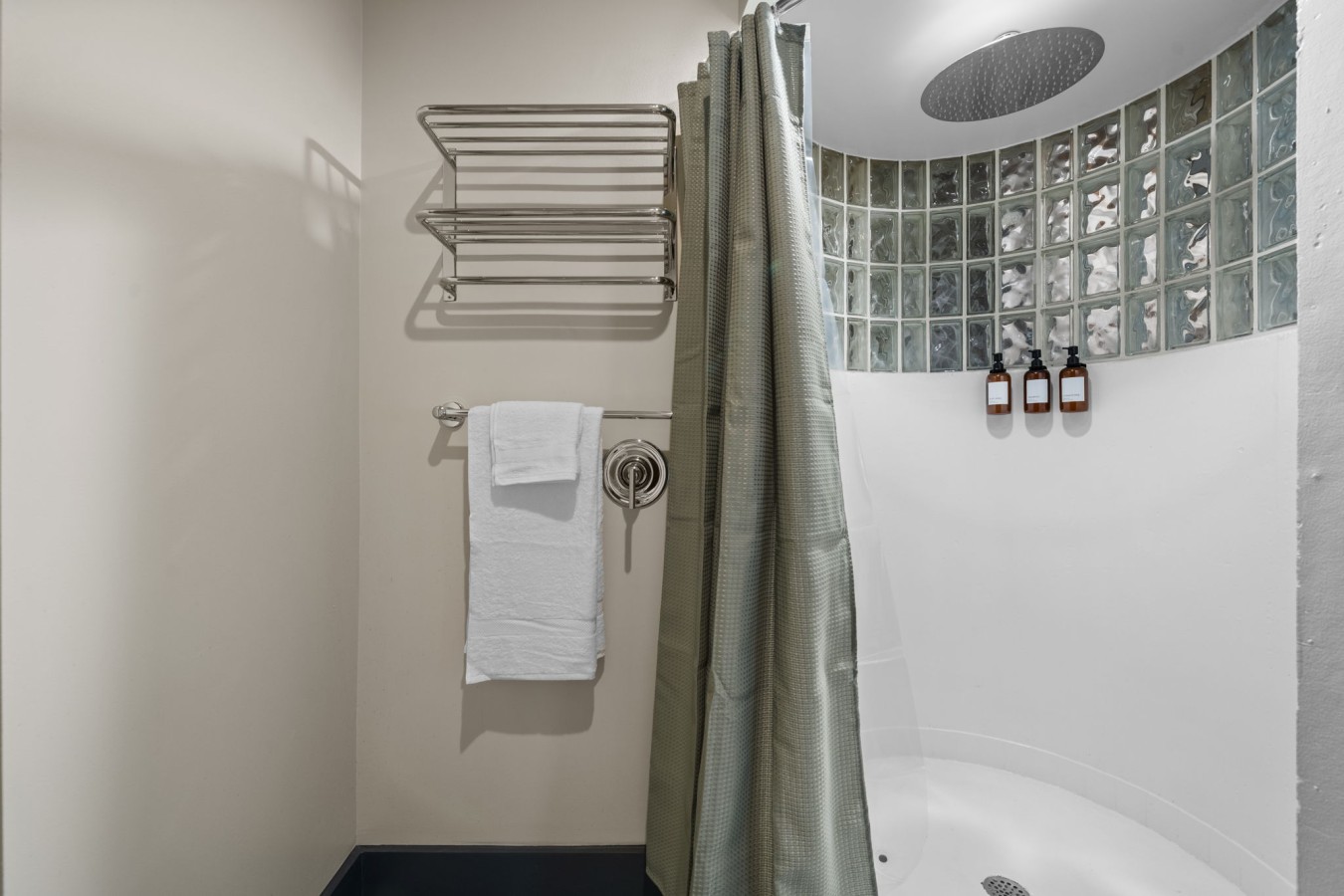 Shower or Soak – A versatile bathroom featuring both a shower and tub for added comfort.